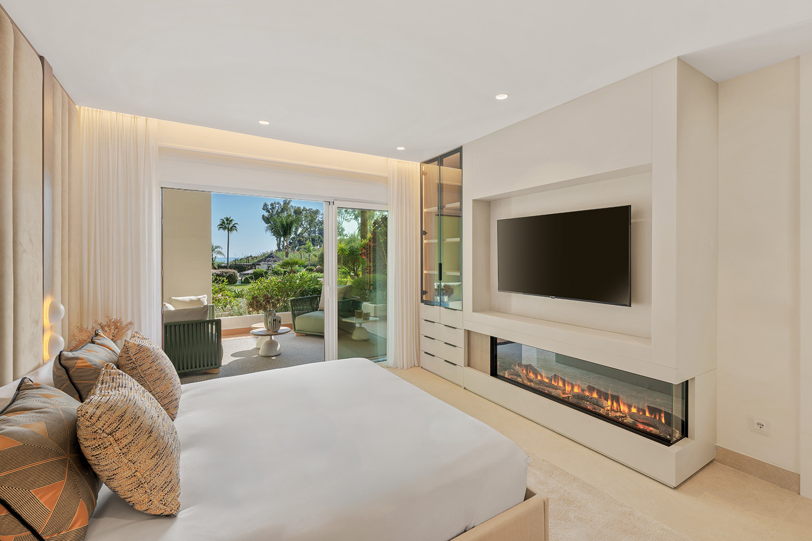 Elegant 3-Bedroom Beachside Apartment on the New Golden Mile · Photo 11