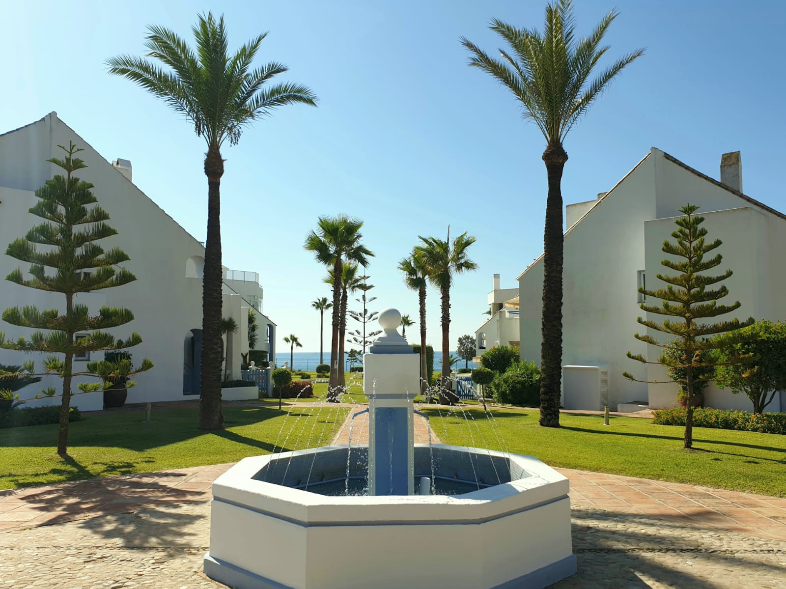 Exclusive South-Facing Beachfront Townhouse with Panoramic Sea Views · Photo 12