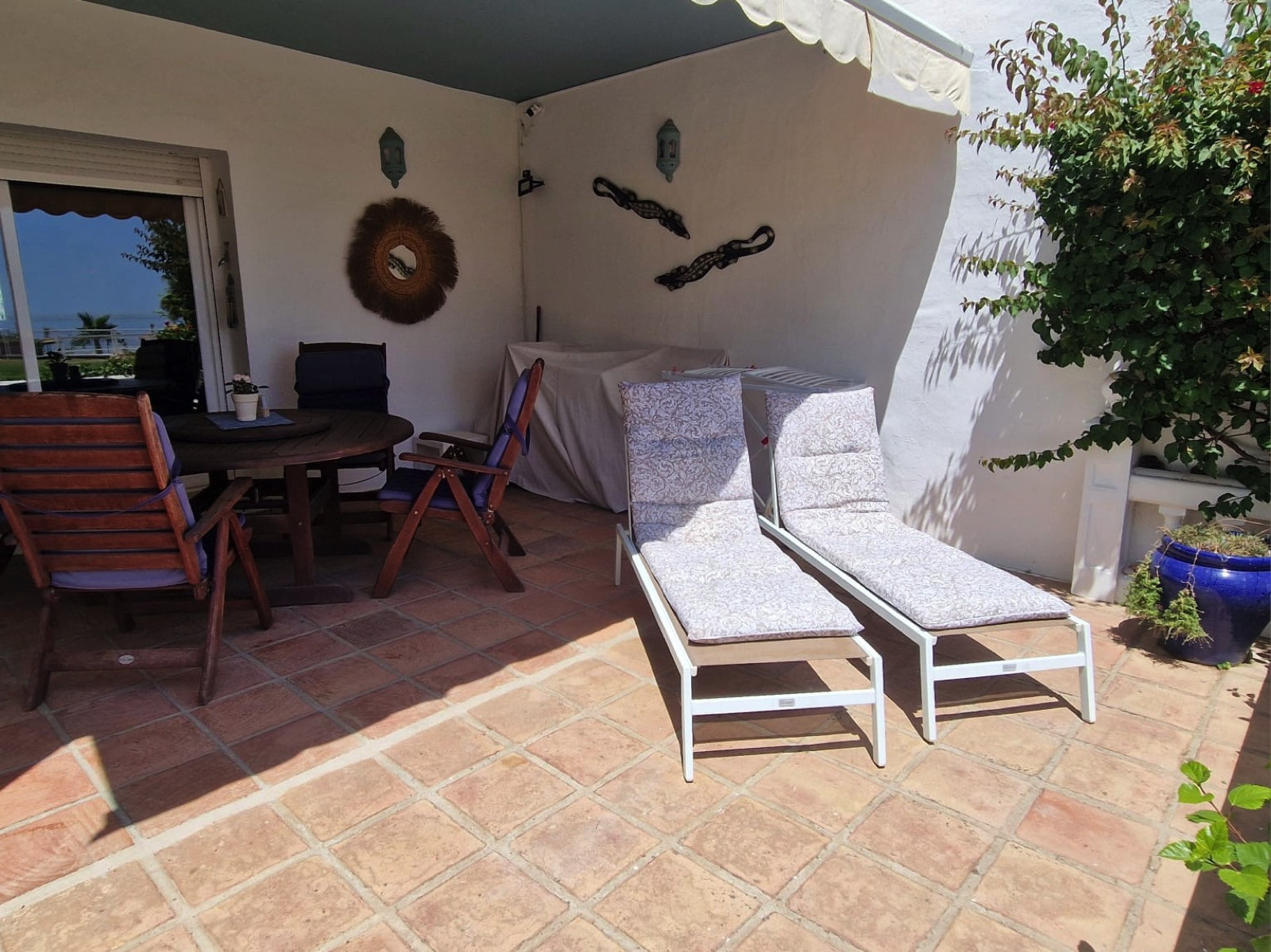 Exclusive South-Facing Beachfront Townhouse with Panoramic Sea Views · Photo 20