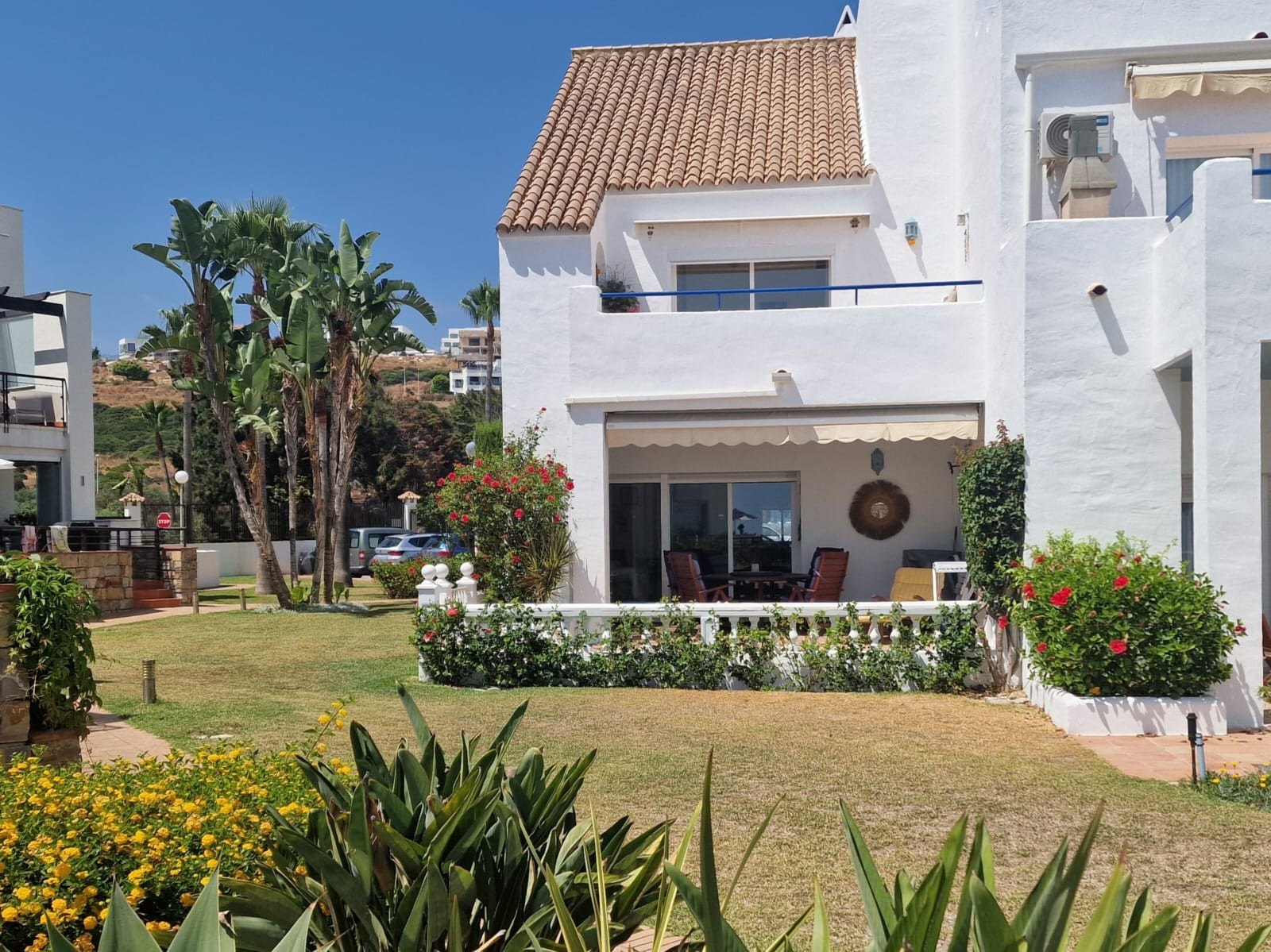 Exclusive South-Facing Beachfront Townhouse with Panoramic Sea Views · Photo 18