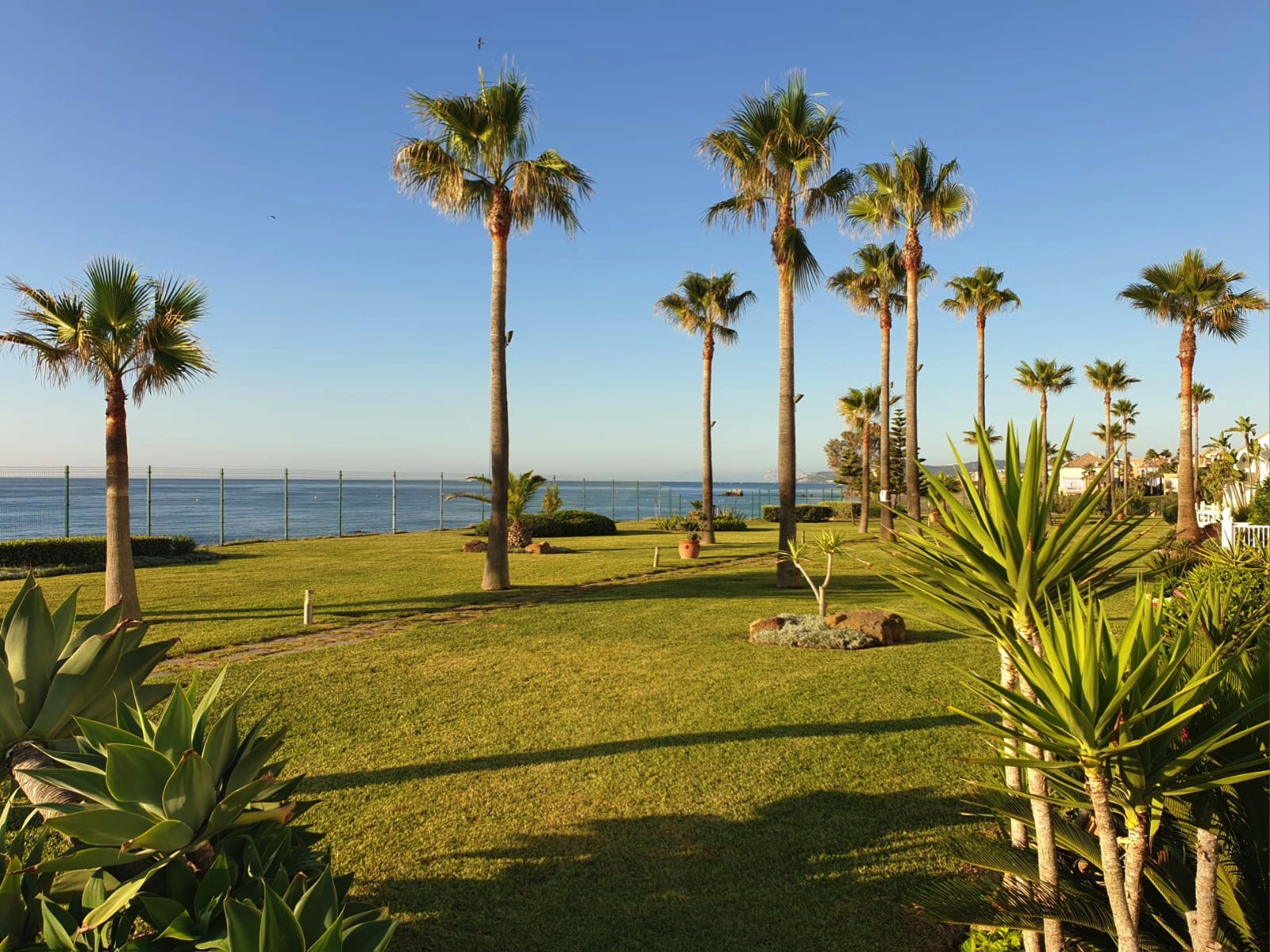 Exclusive South-Facing Beachfront Townhouse with Panoramic Sea Views · Photo 25