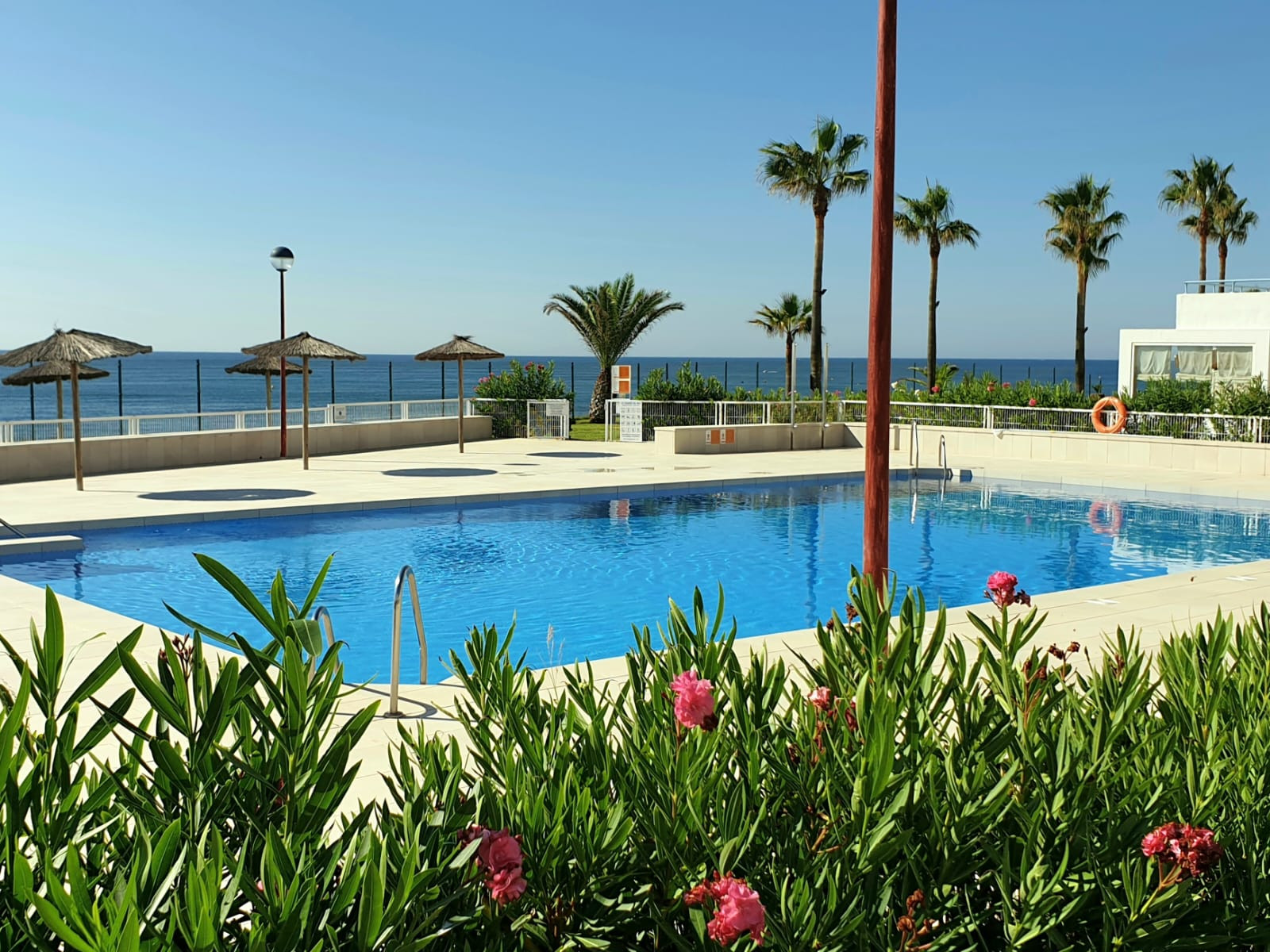 Exclusive South-Facing Beachfront Townhouse with Panoramic Sea Views · Photo 13