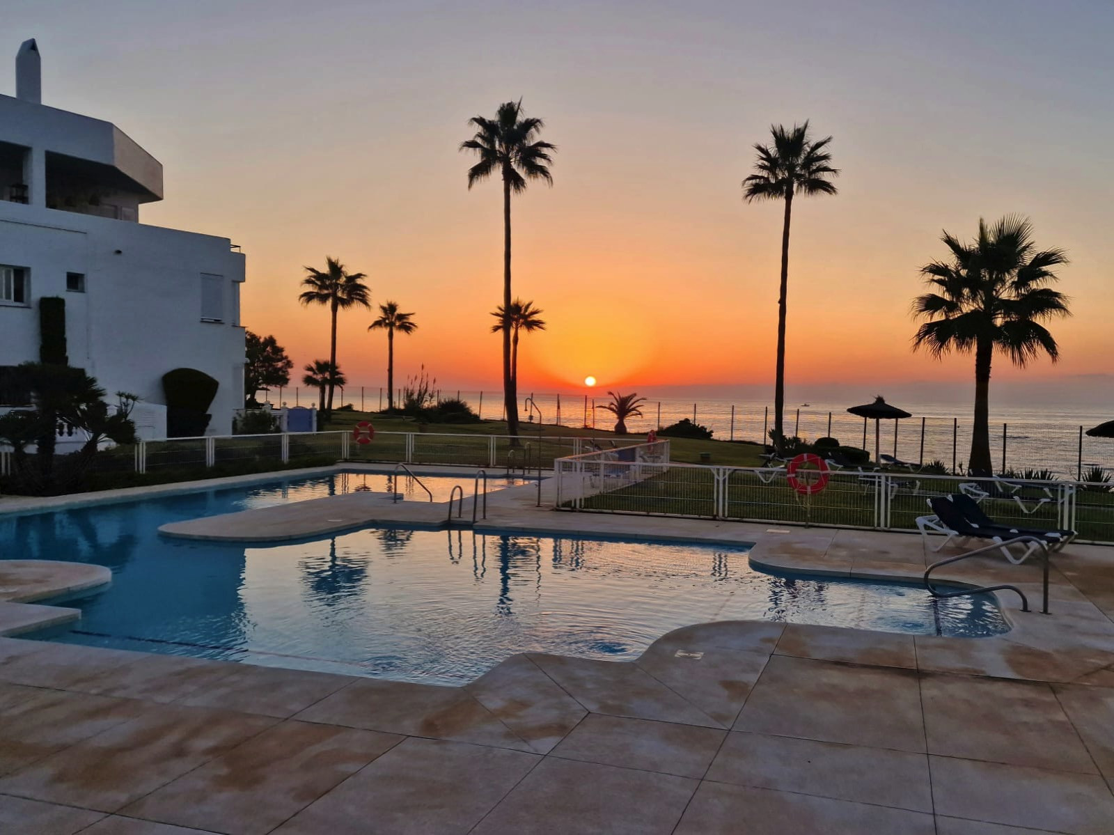 Exclusive South-Facing Beachfront Townhouse with Panoramic Sea Views · Photo 23