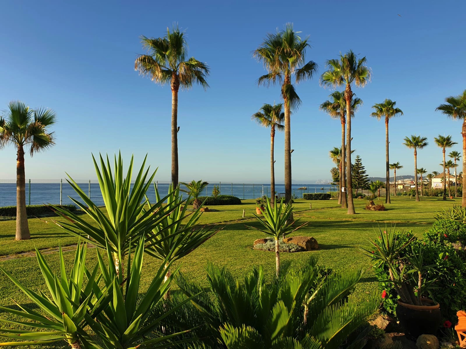 Exclusive South-Facing Beachfront Townhouse with Panoramic Sea Views · Photo 24