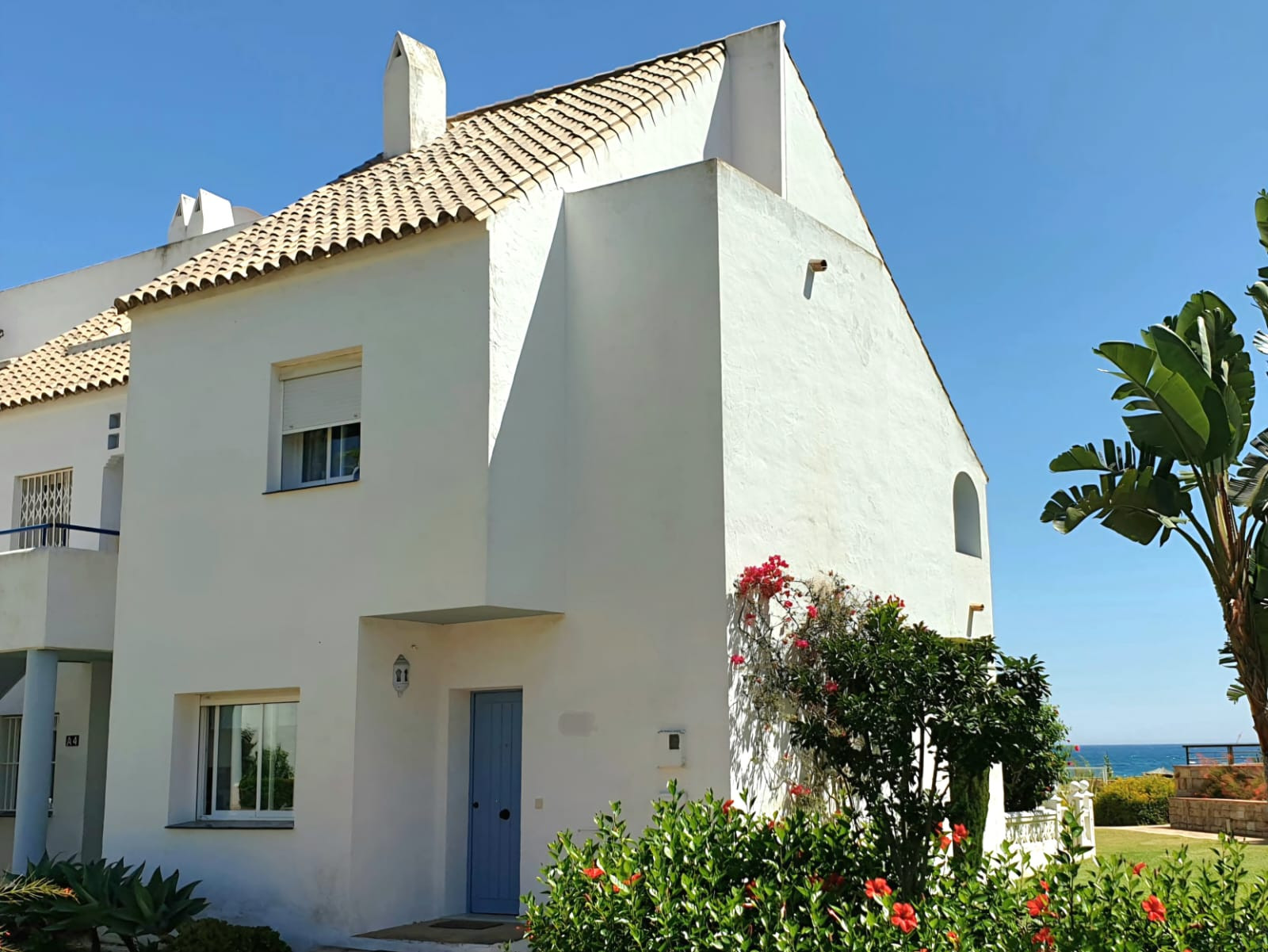 Exclusive South-Facing Beachfront Townhouse with Panoramic Sea Views · Photo 17