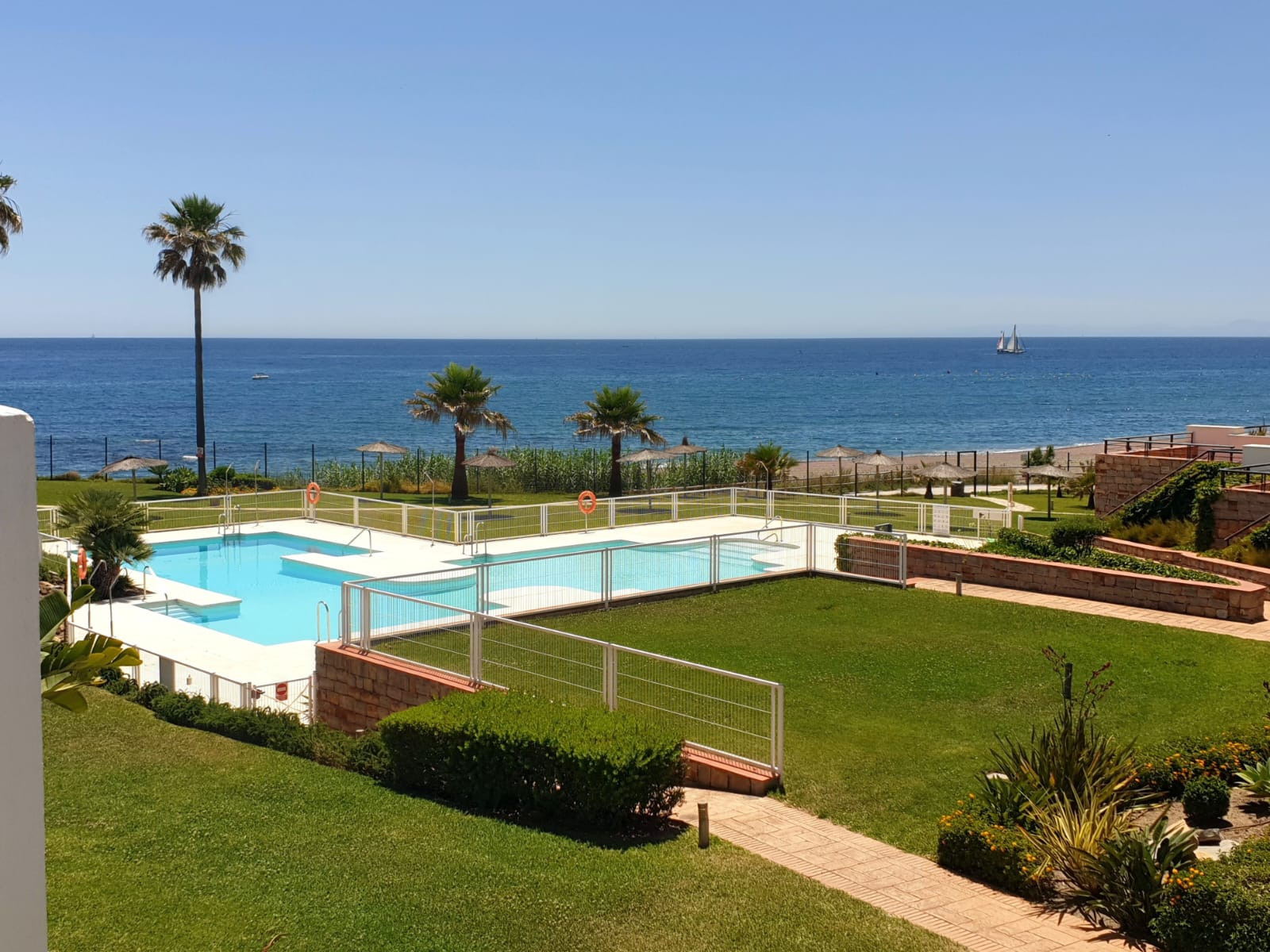 Exclusive South-Facing Beachfront Townhouse with Panoramic Sea Views · Photo 16