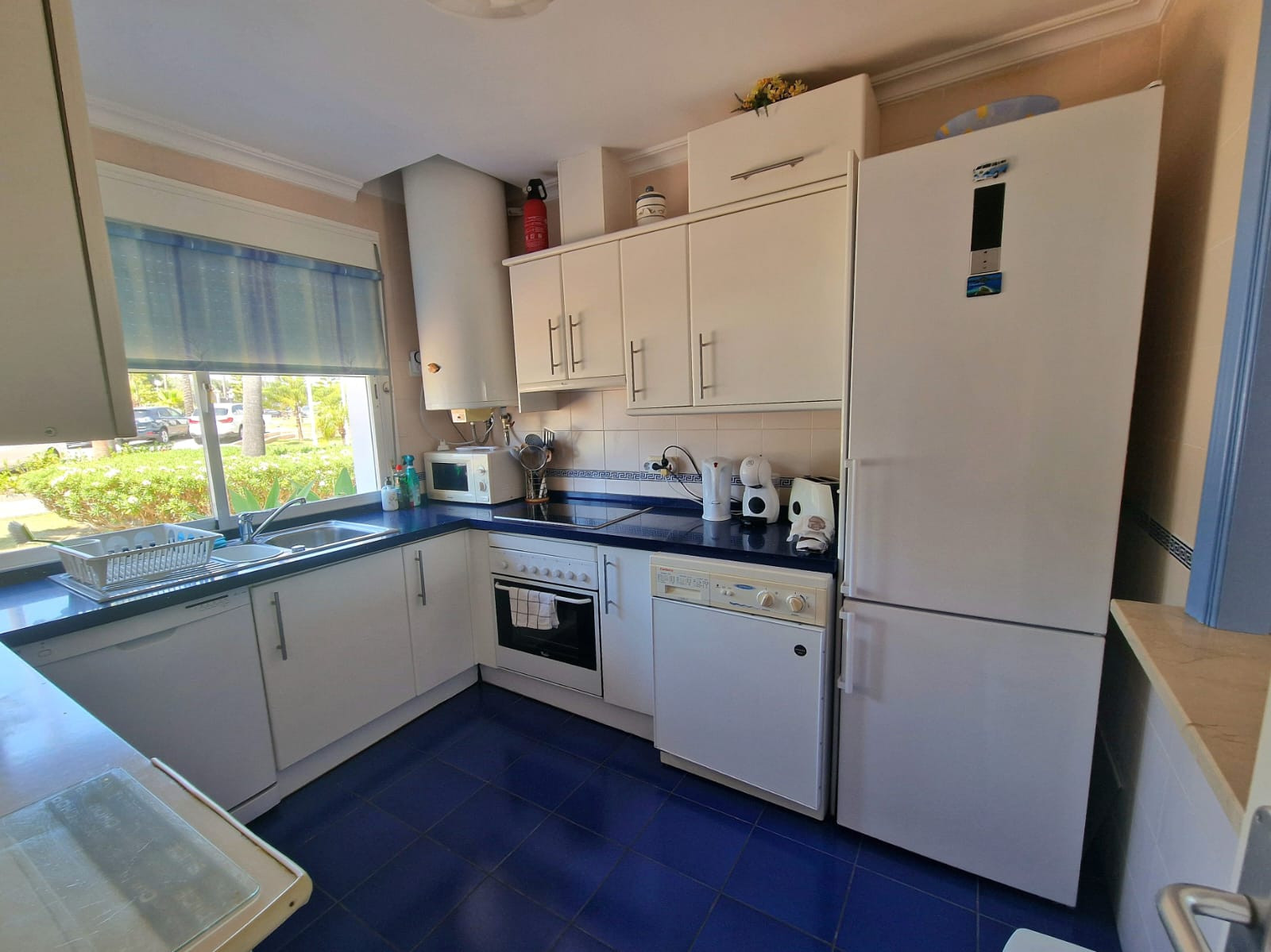 Exclusive South-Facing Beachfront Townhouse with Panoramic Sea Views · Photo 8
