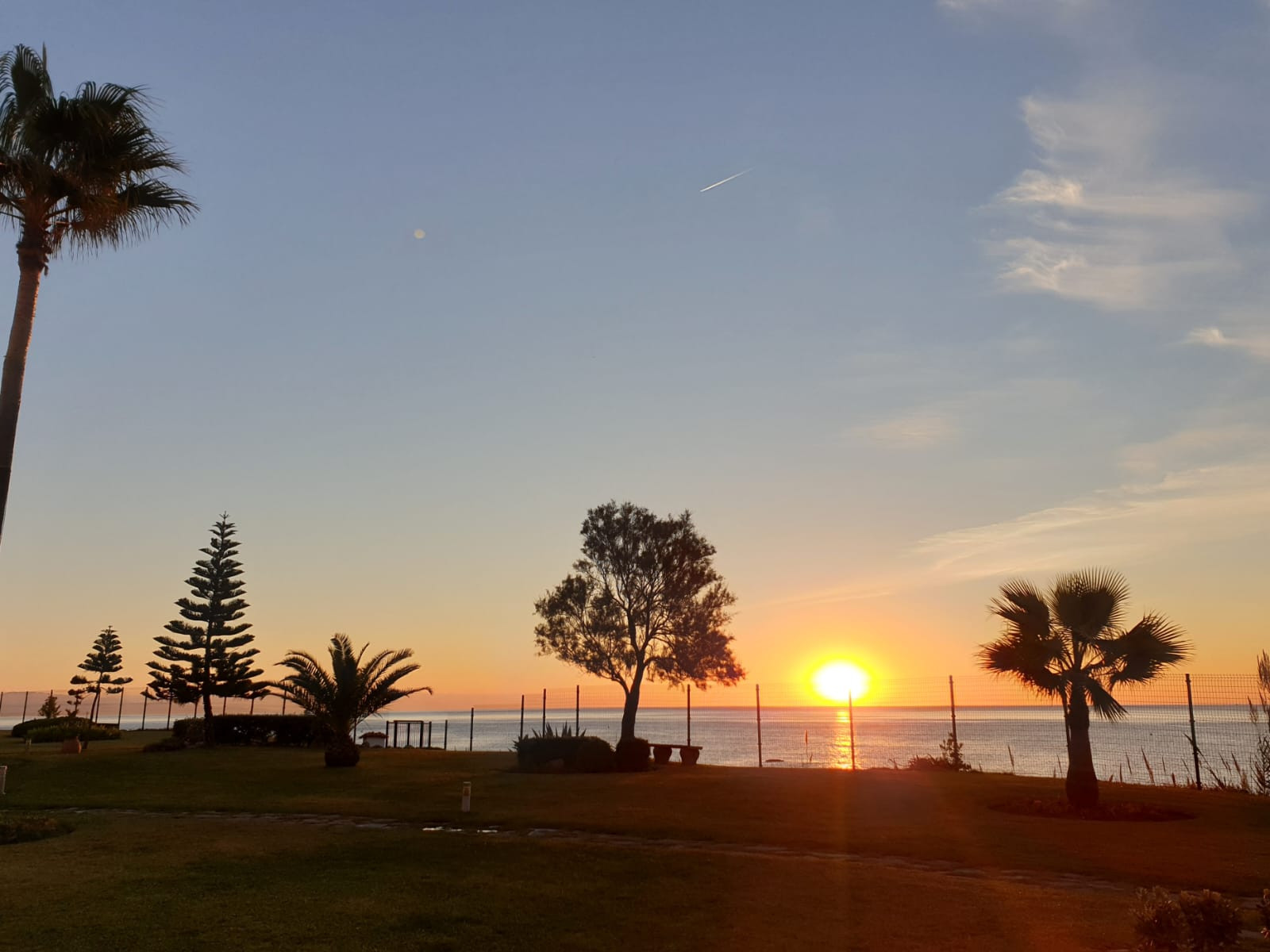 Exclusive South-Facing Beachfront Townhouse with Panoramic Sea Views · Photo 27