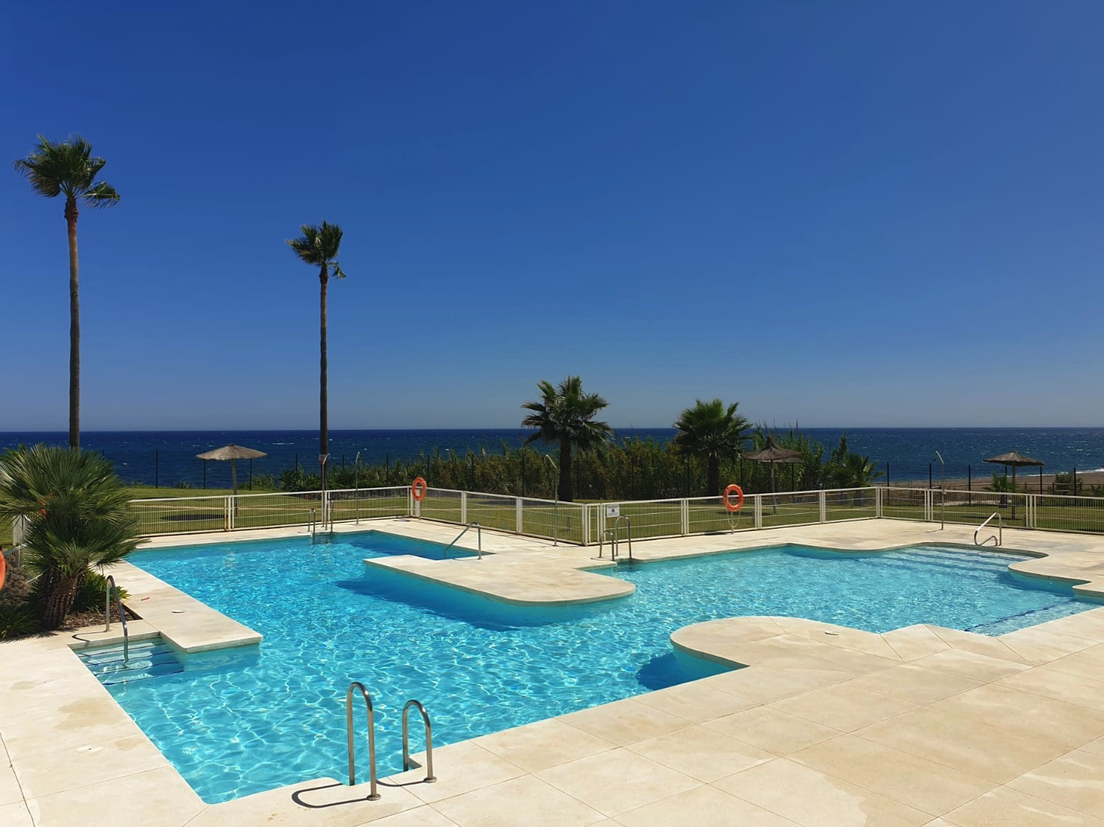 Exclusive South-Facing Beachfront Townhouse with Panoramic Sea Views · Photo 14