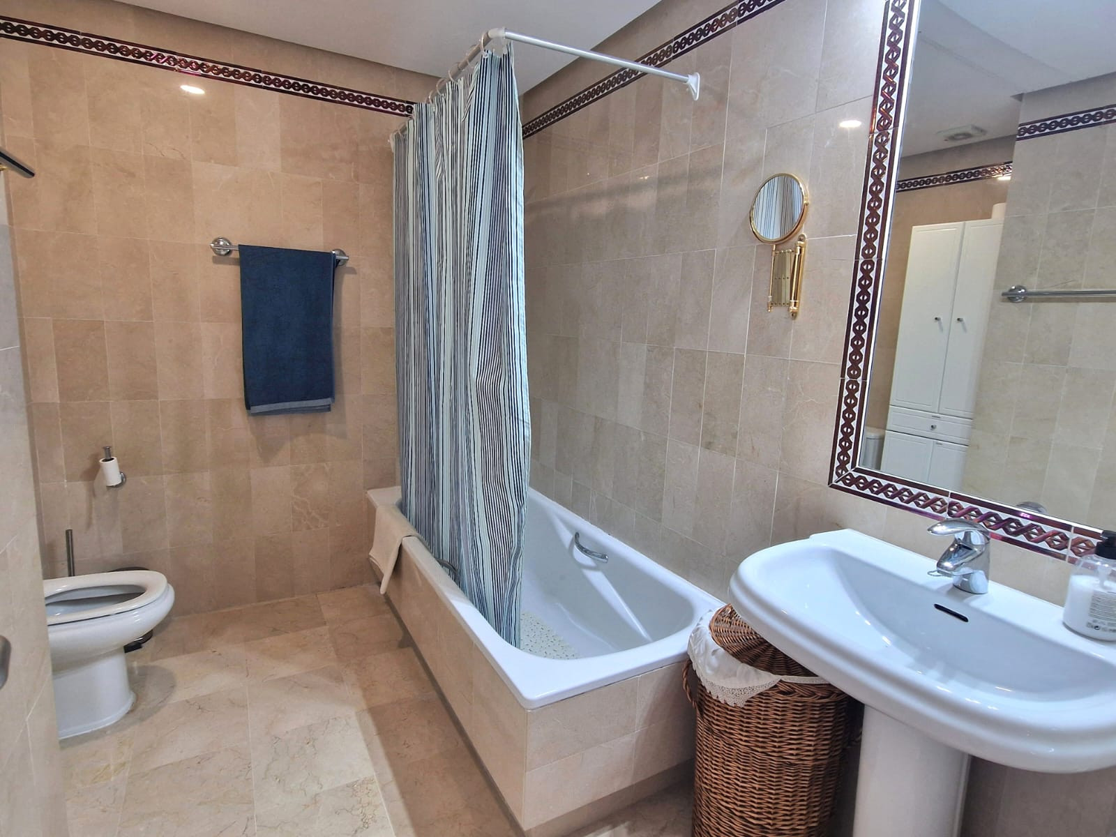 Exclusive South-Facing Beachfront Townhouse with Panoramic Sea Views · Photo 9