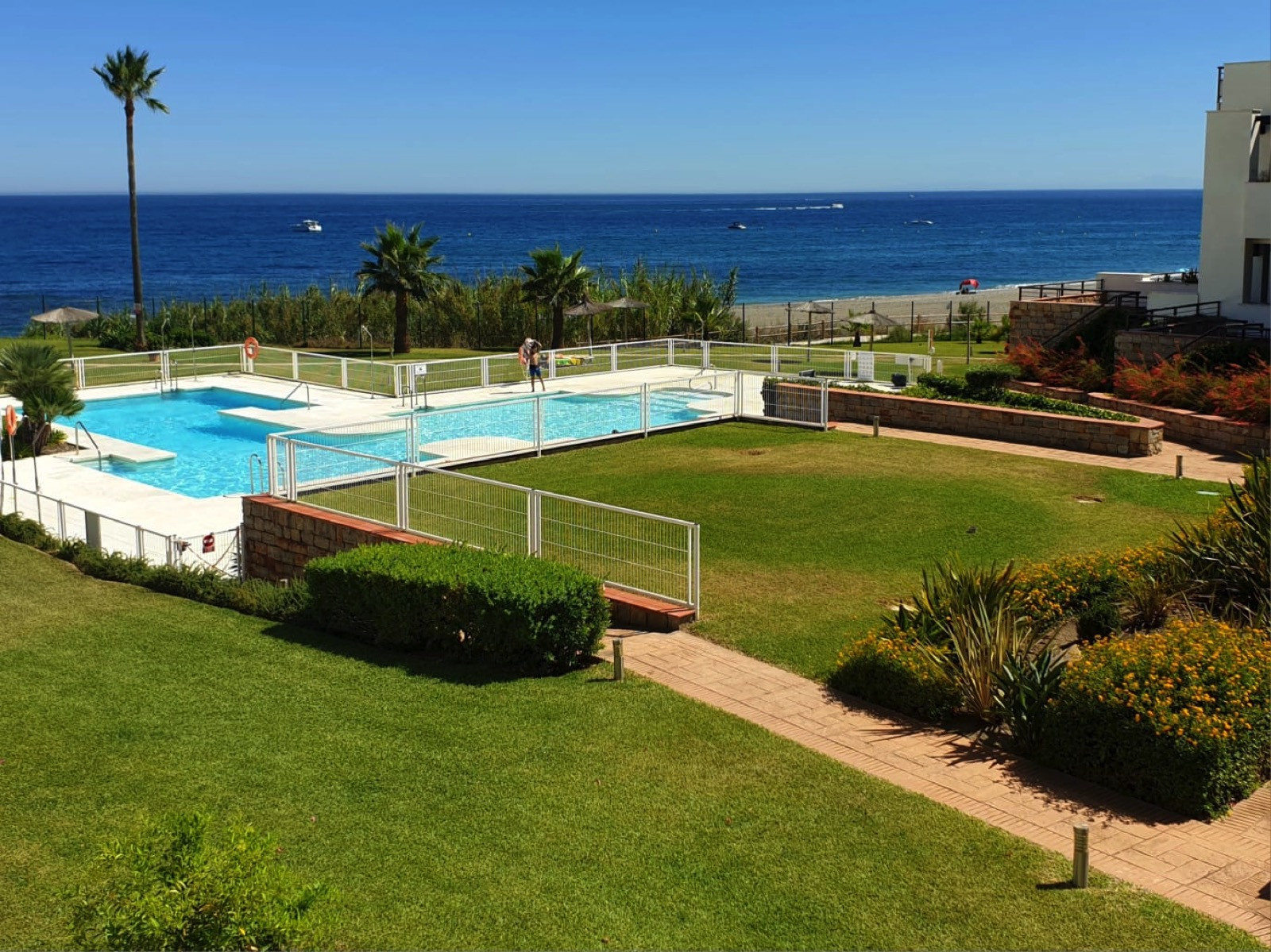 Exclusive South-Facing Beachfront Townhouse with Panoramic Sea Views · Photo 15