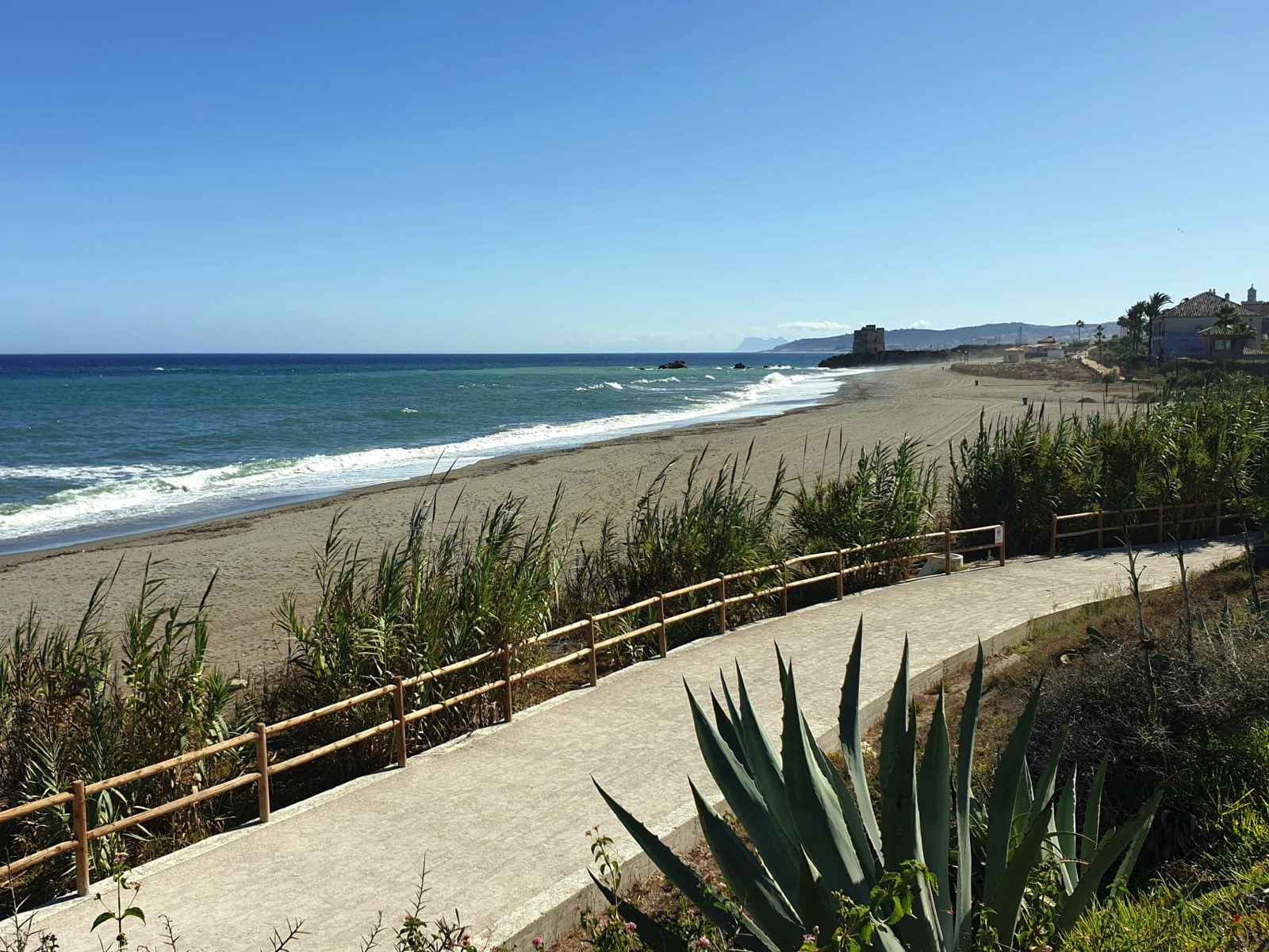 Exclusive South-Facing Beachfront Townhouse with Panoramic Sea Views · Photo 22