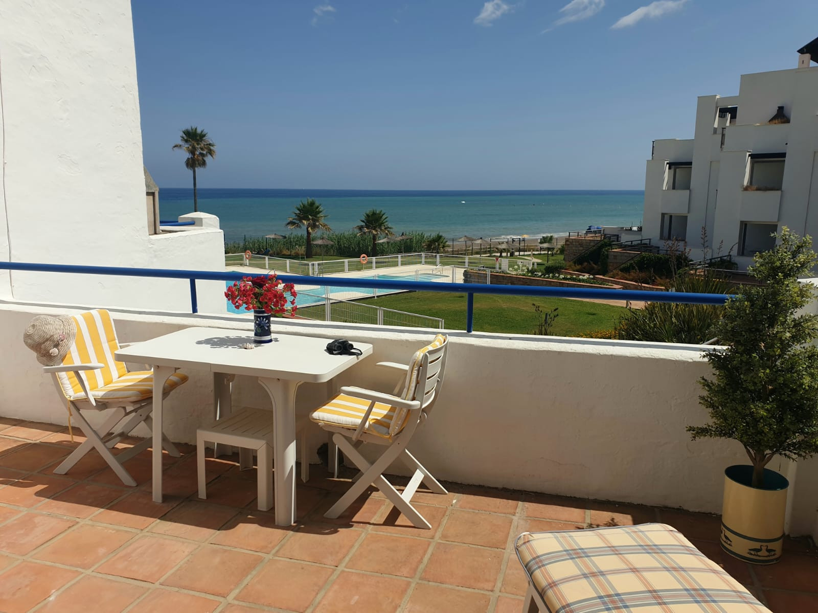 Exclusive South-Facing Beachfront Townhouse with Panoramic Sea Views · Photo 19