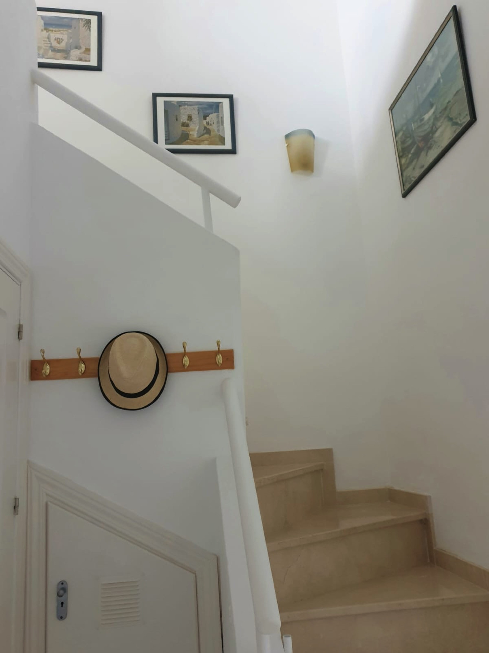 Exclusive South-Facing Beachfront Townhouse with Panoramic Sea Views · Photo 21