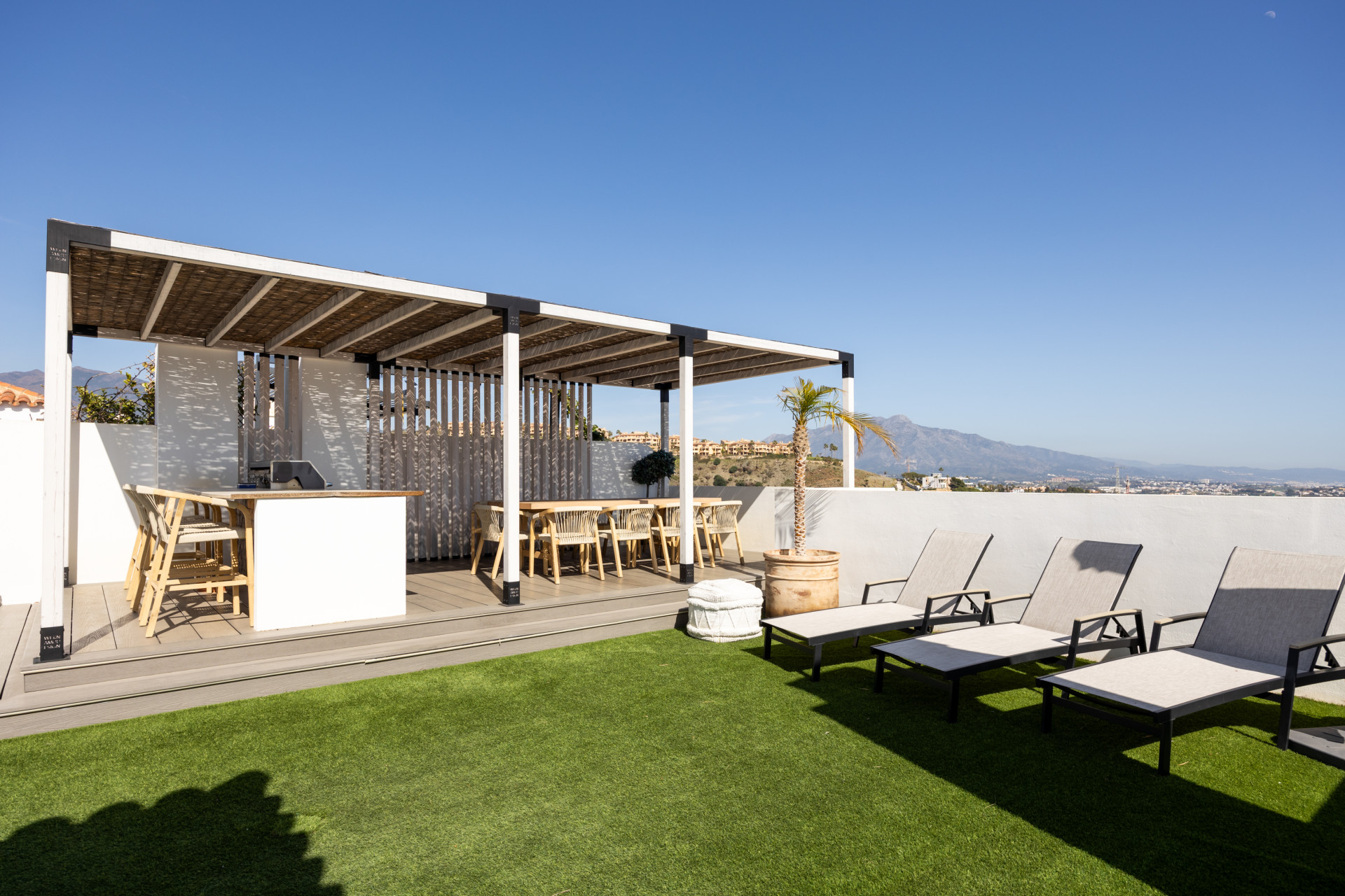 Luxury 3-Bedroom Penthouse with Panoramic Sea Views in El Paraiso · Photo 18
