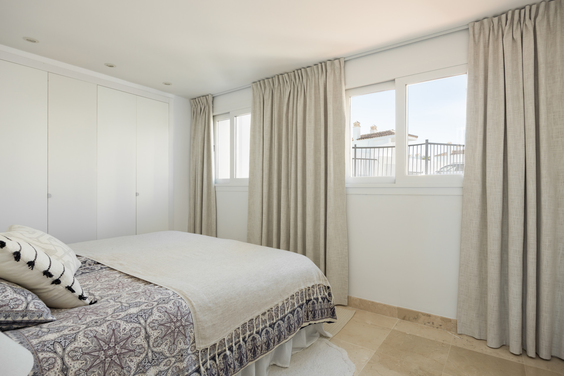 Luxury 3-Bedroom Penthouse with Panoramic Sea Views in El Paraiso · Photo 10