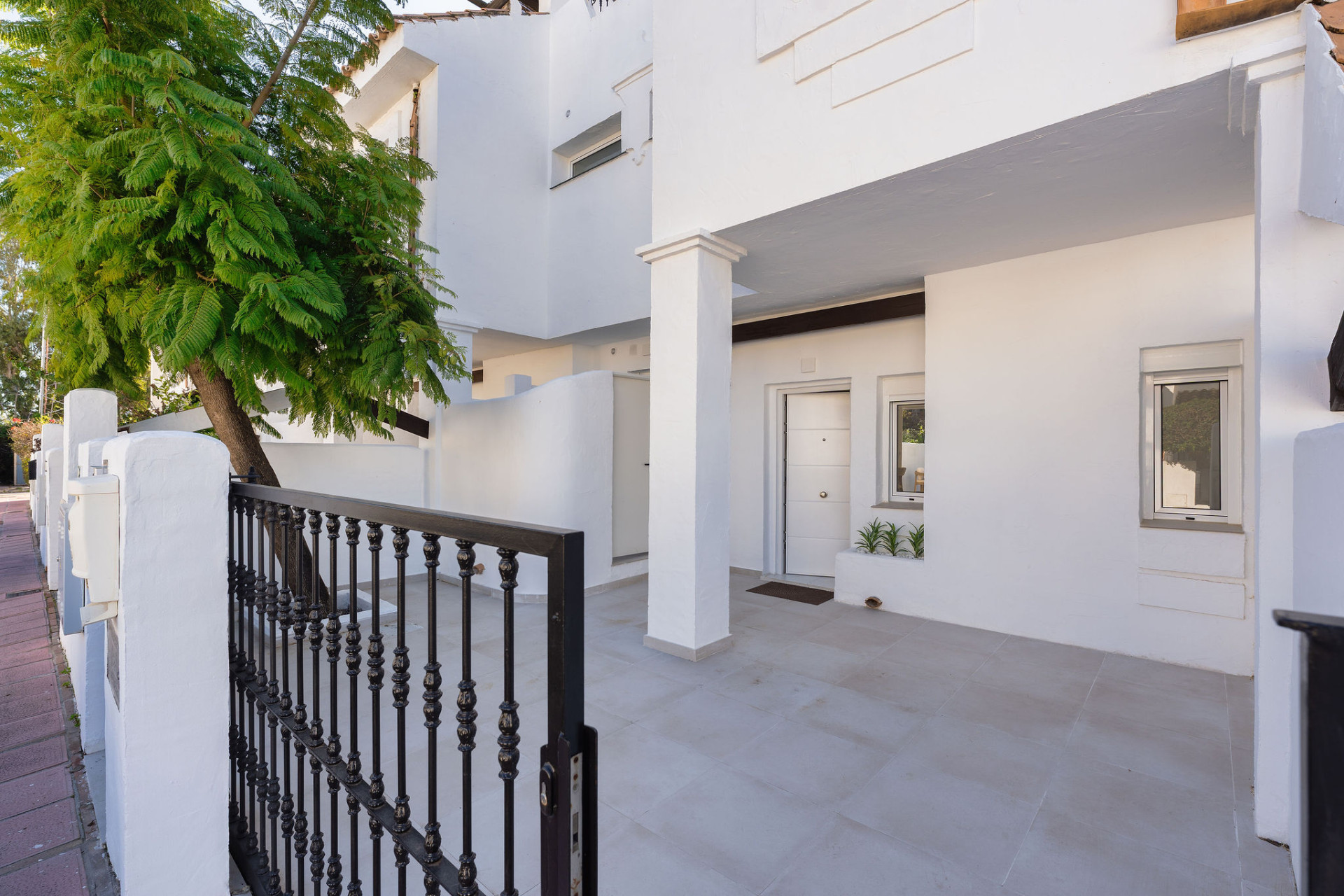 Welcome to this exceptional townhouse where contemporary luxury meets comfort and effortless lifestyle! · Photo 30