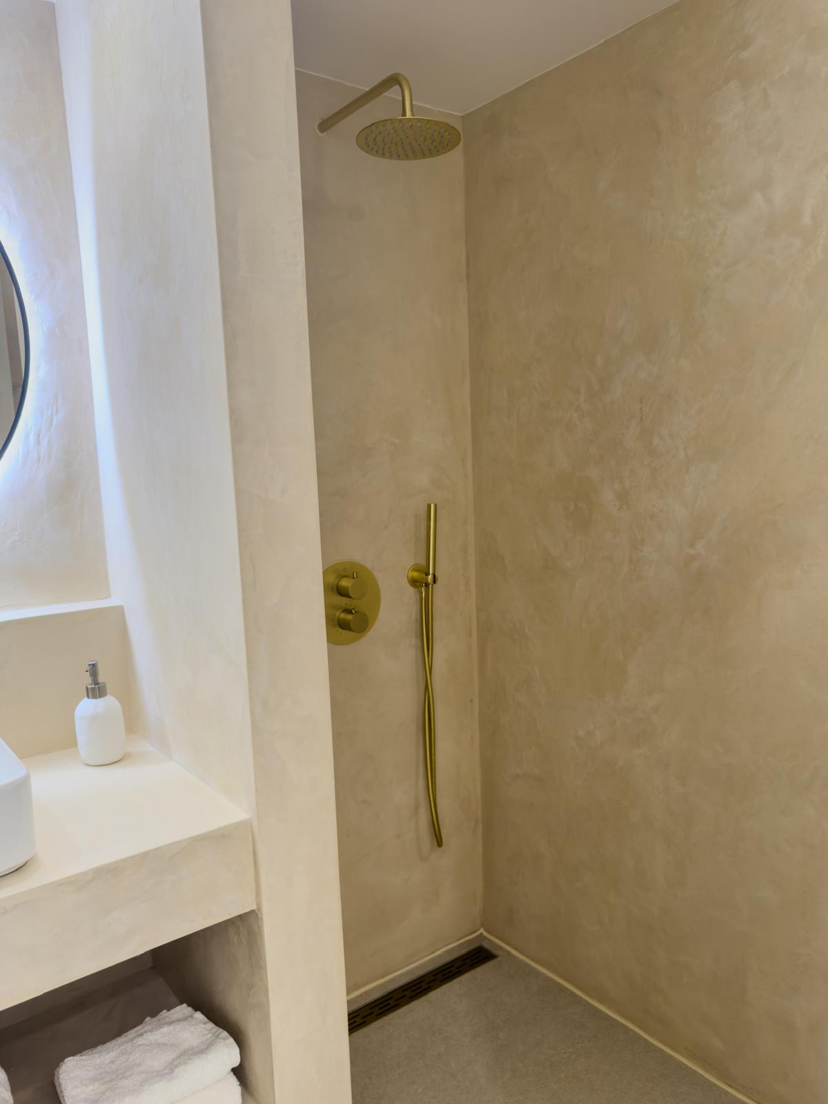 Elegant Fully Renovated Home (2025) with High-End Finishes and Spacious Terraces · Photo 29
