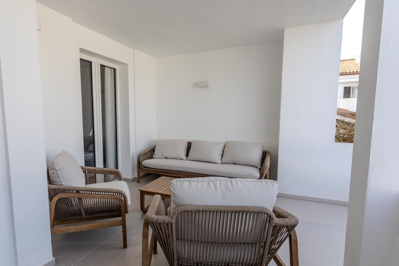 Elegant Fully Renovated Home (2025) with High-End Finishes and Spacious Terraces · Photo 20