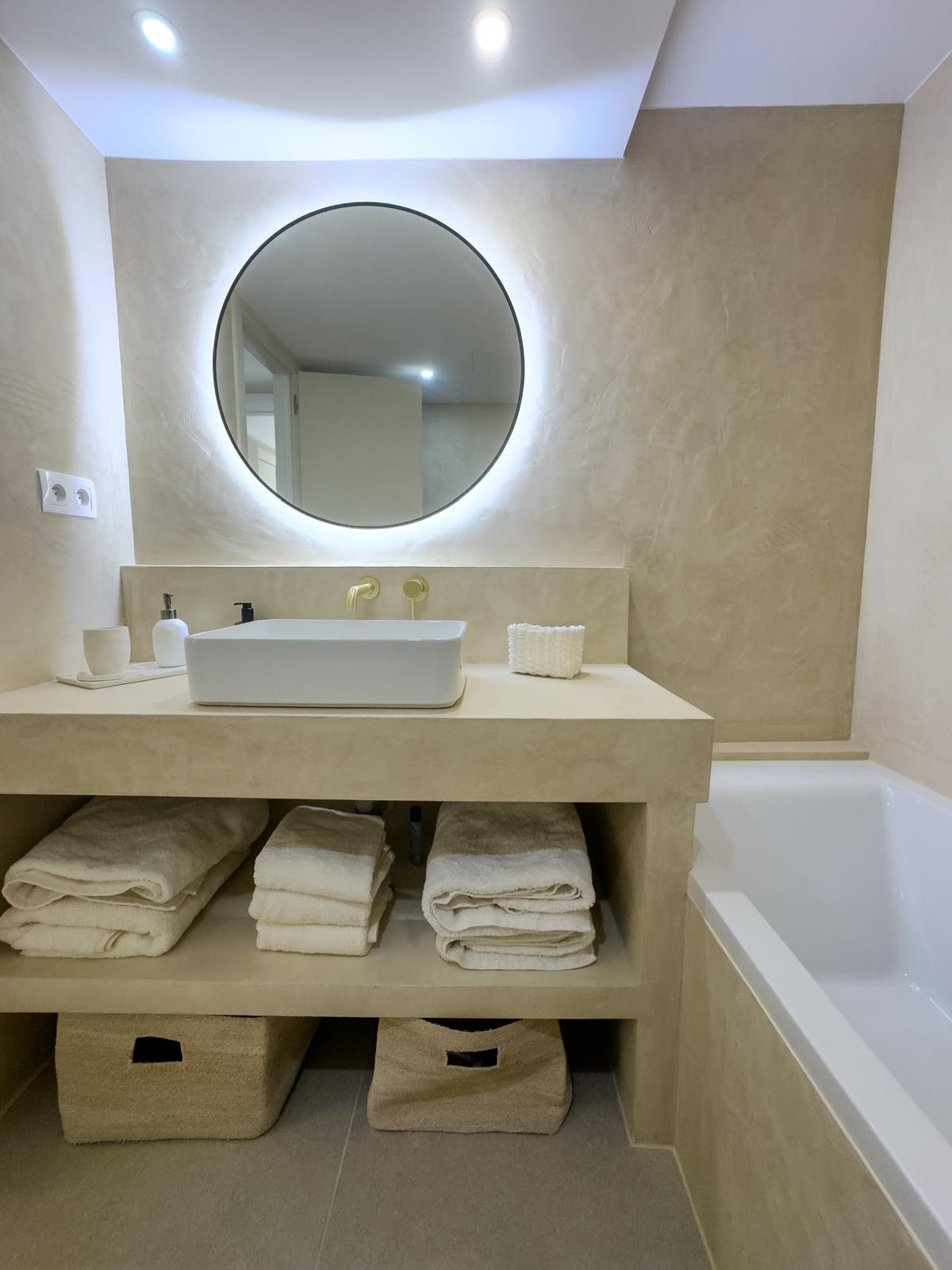 Elegant Fully Renovated Home (2025) with High-End Finishes and Spacious Terraces · Photo 21