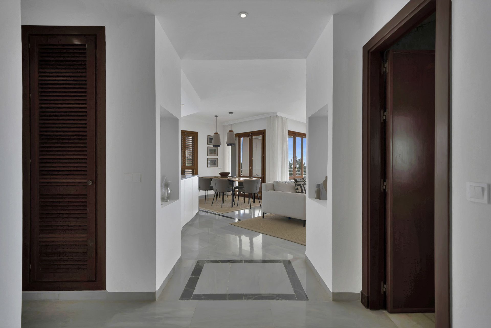 Beautifully renovated two bedroom apartment located in the prestigious Alcores del Golf community in Nueva Andalucía · Photo 24