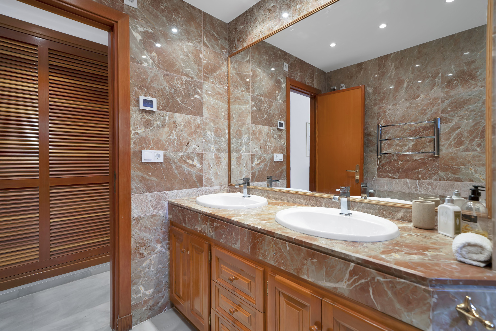 Beautifully renovated two bedroom apartment located in the prestigious Alcores del Golf community in Nueva Andalucía · Photo 23