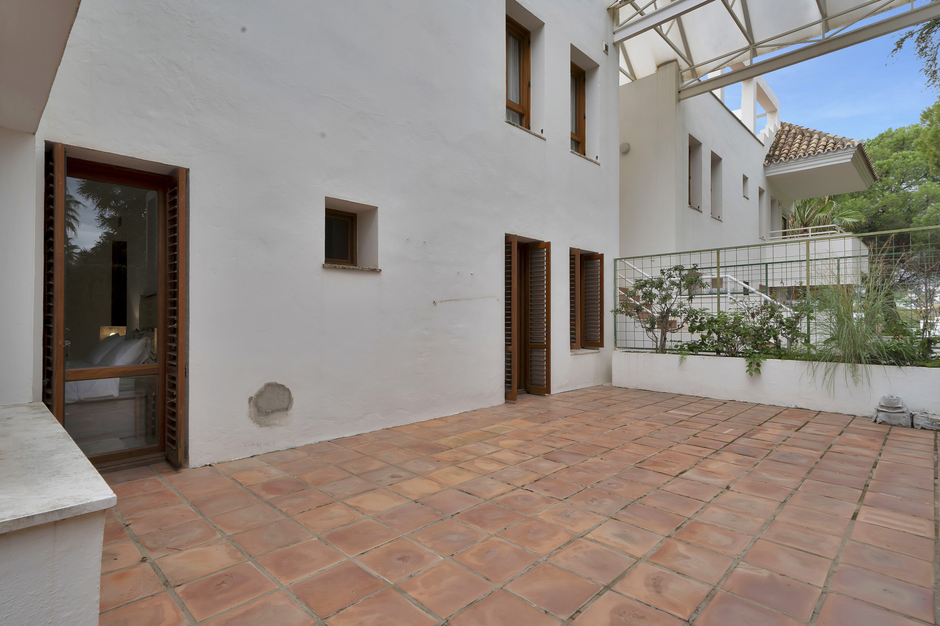 Beautifully renovated two bedroom apartment located in the prestigious Alcores del Golf community in Nueva Andalucía · Photo 13