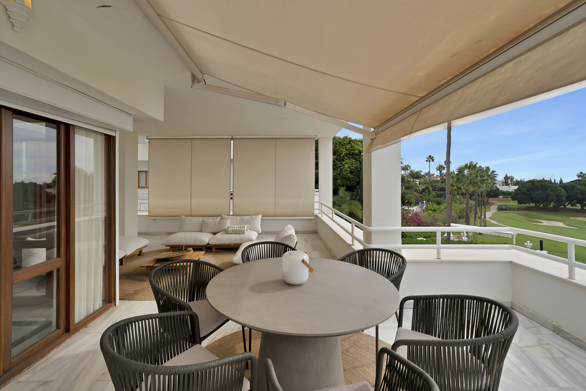 Beautifully renovated two bedroom apartment located in the prestigious Alcores del Golf community in Nueva Andalucía · Photo 16