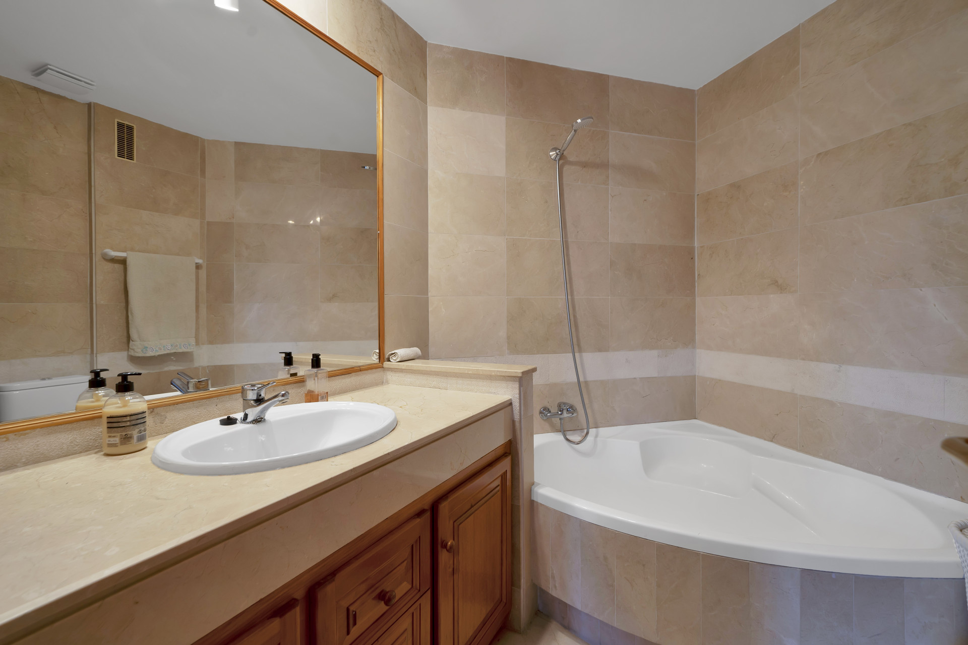 Beautifully renovated two bedroom apartment located in the prestigious Alcores del Golf community in Nueva Andalucía · Photo 27