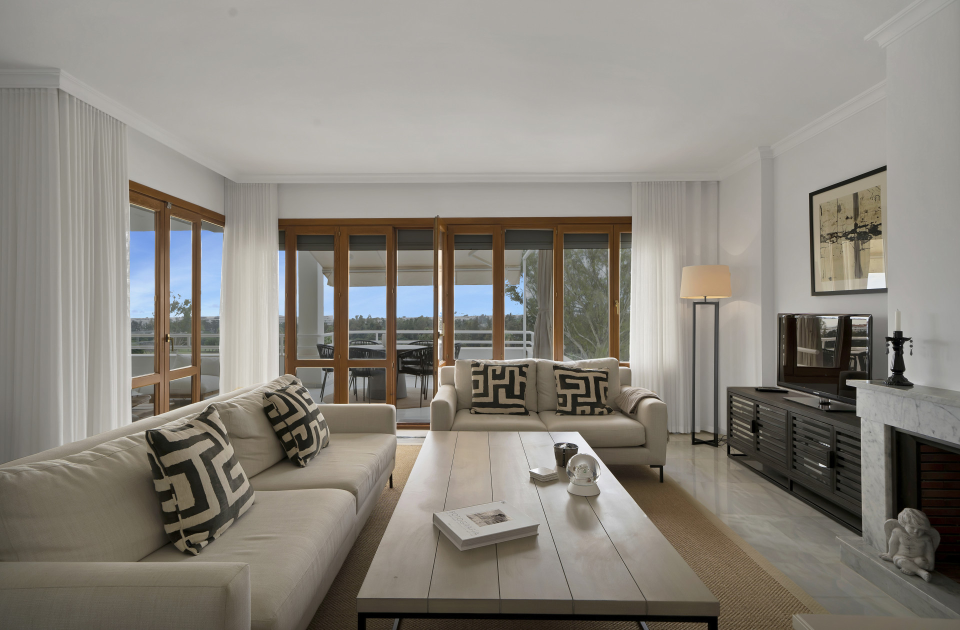 Beautifully renovated two bedroom apartment located in the prestigious Alcores del Golf community in Nueva Andalucía · Photo 14