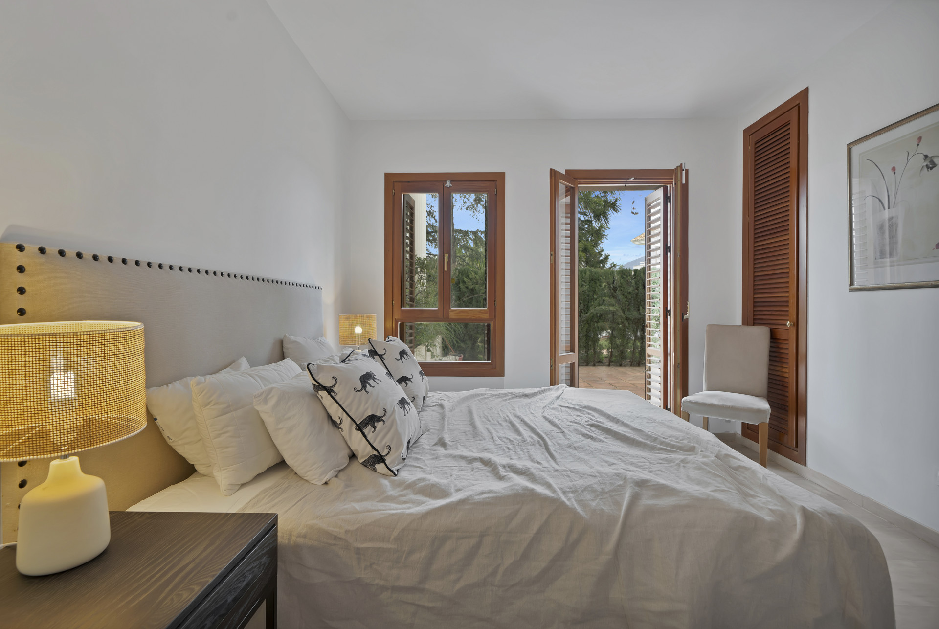 Beautifully renovated two bedroom apartment located in the prestigious Alcores del Golf community in Nueva Andalucía · Photo 11