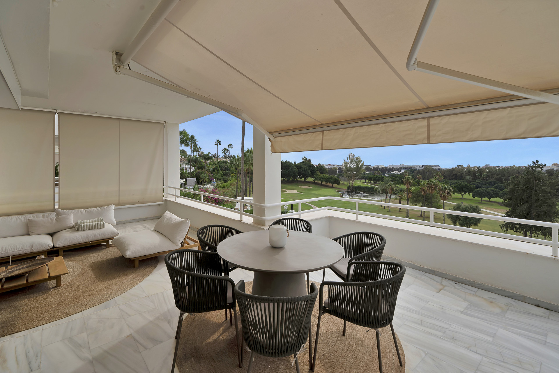 Beautifully renovated two bedroom apartment located in the prestigious Alcores del Golf community in Nueva Andalucía · Photo 12