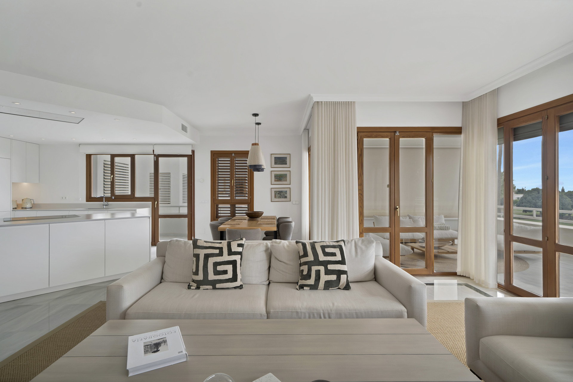 Beautifully renovated two bedroom apartment located in the prestigious Alcores del Golf community in Nueva Andalucía · Photo 28