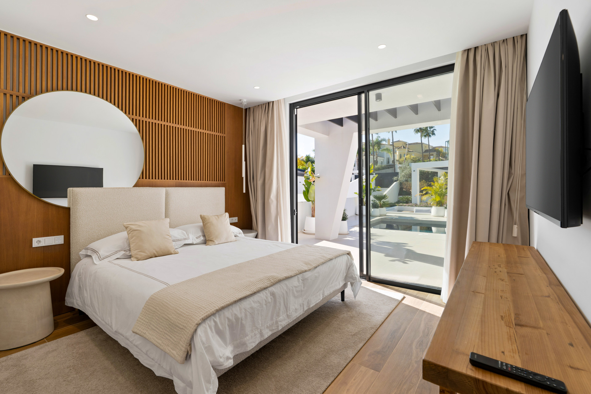 Moderní vila se 6 ložnicemi a bazénem u golfového klubu Los Naranjos, Nueva Andalucía · Fotografie 13