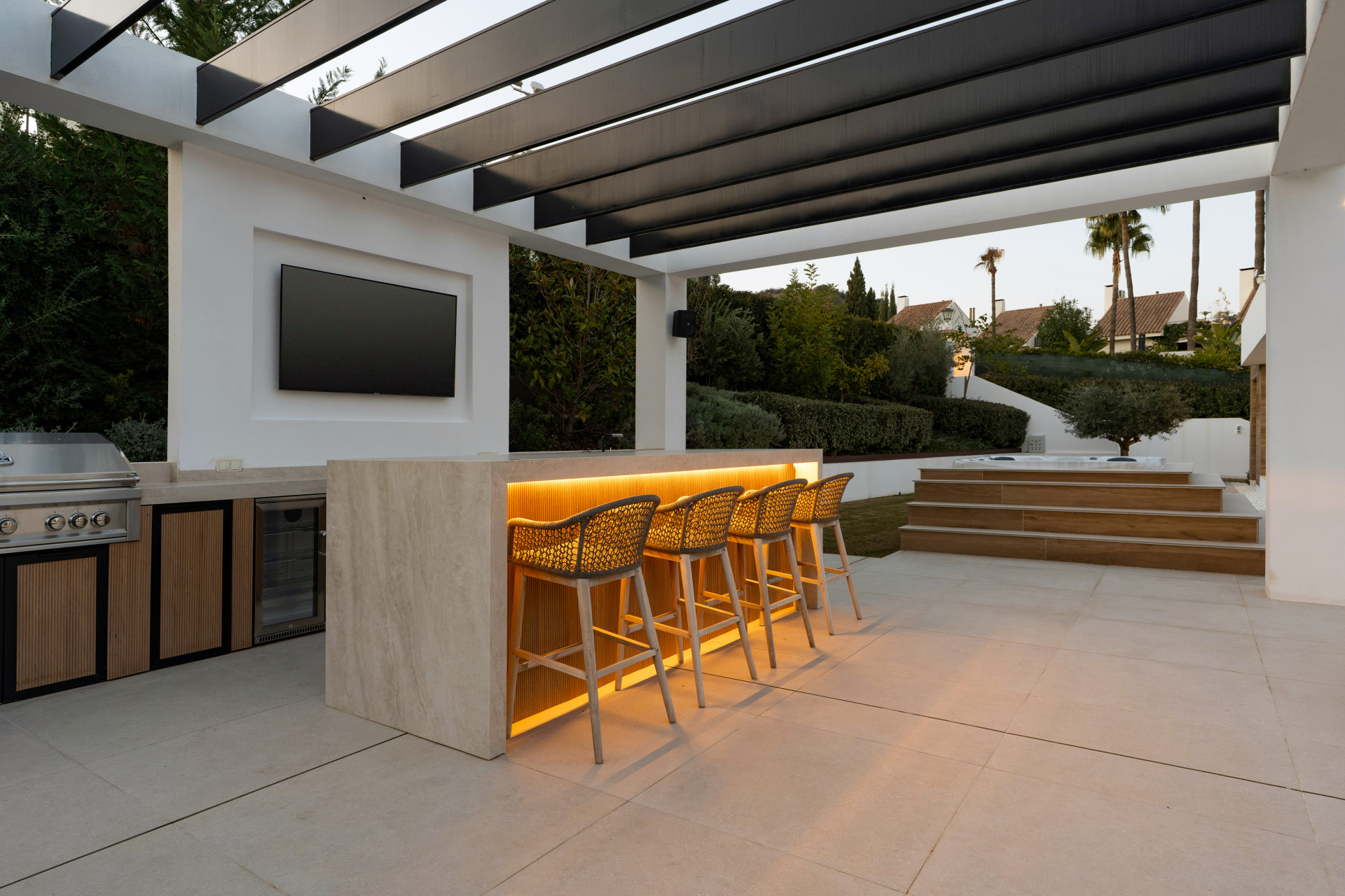 Moderní vila se 6 ložnicemi a bazénem u golfového klubu Los Naranjos, Nueva Andalucía · Fotografie 21