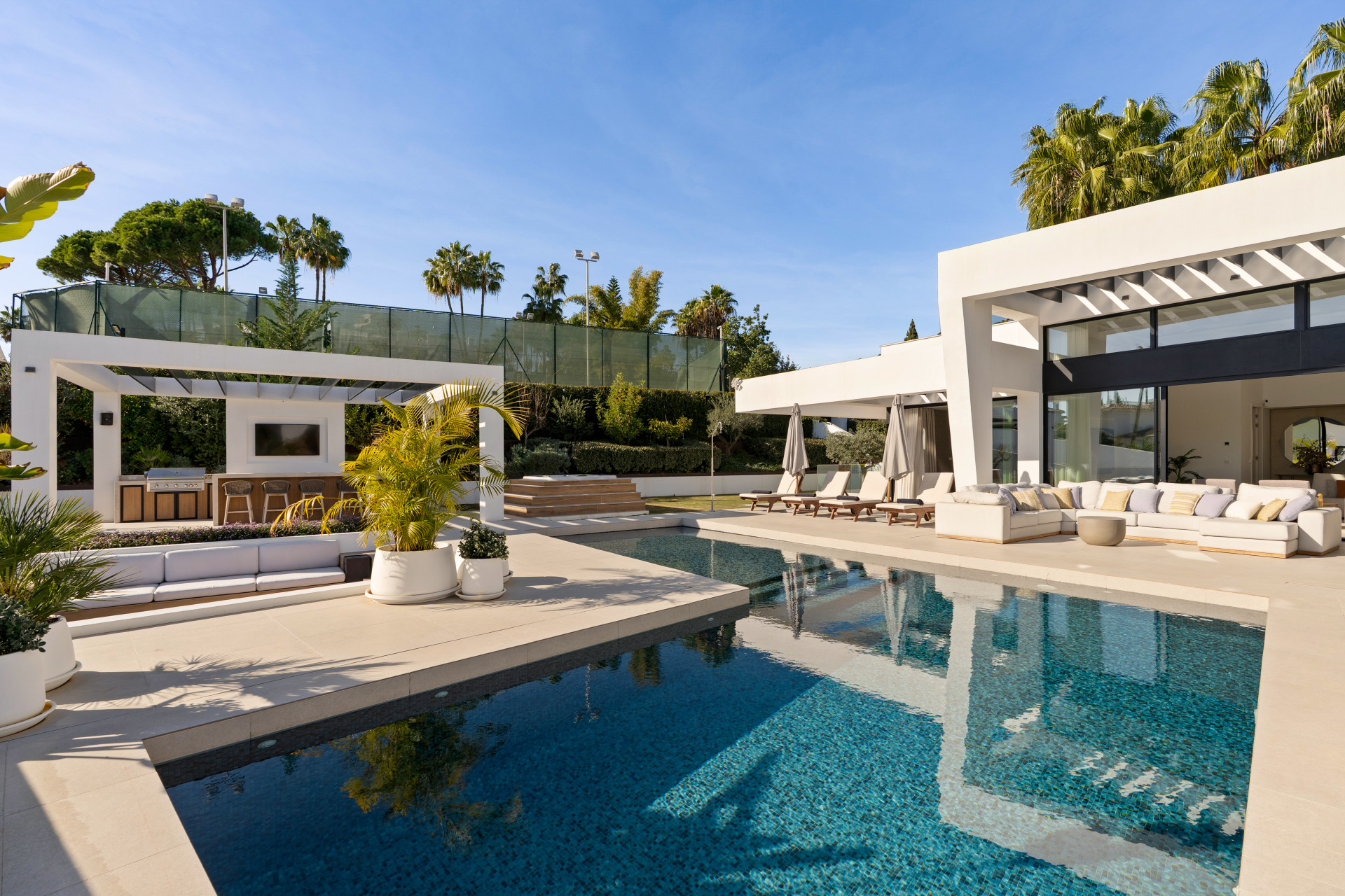 Moderní vila se 6 ložnicemi a bazénem u golfového klubu Los Naranjos, Nueva Andalucía · Fotografie 23
