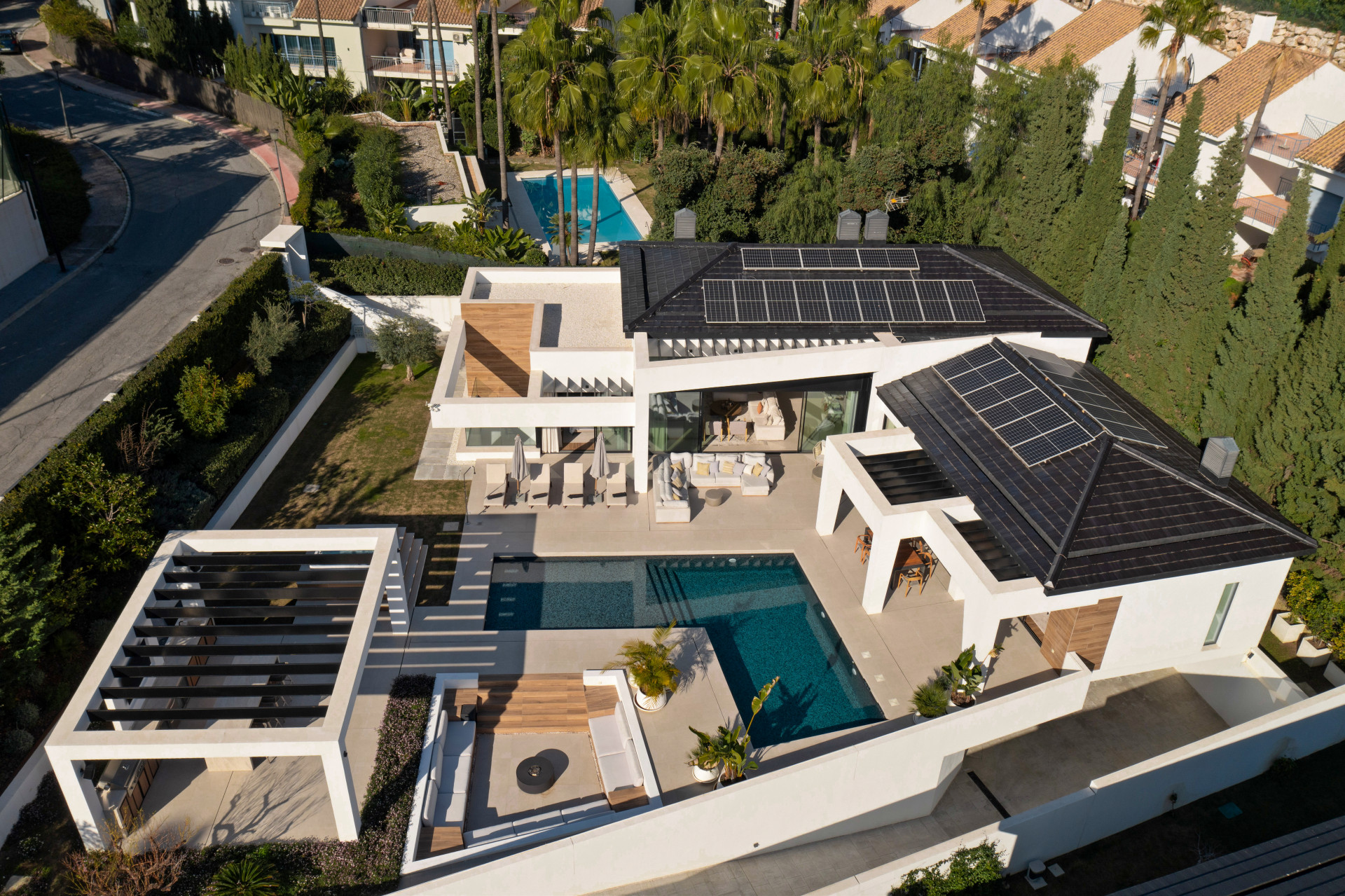 Moderní vila se 6 ložnicemi a bazénem u golfového klubu Los Naranjos, Nueva Andalucía · Fotografie 6