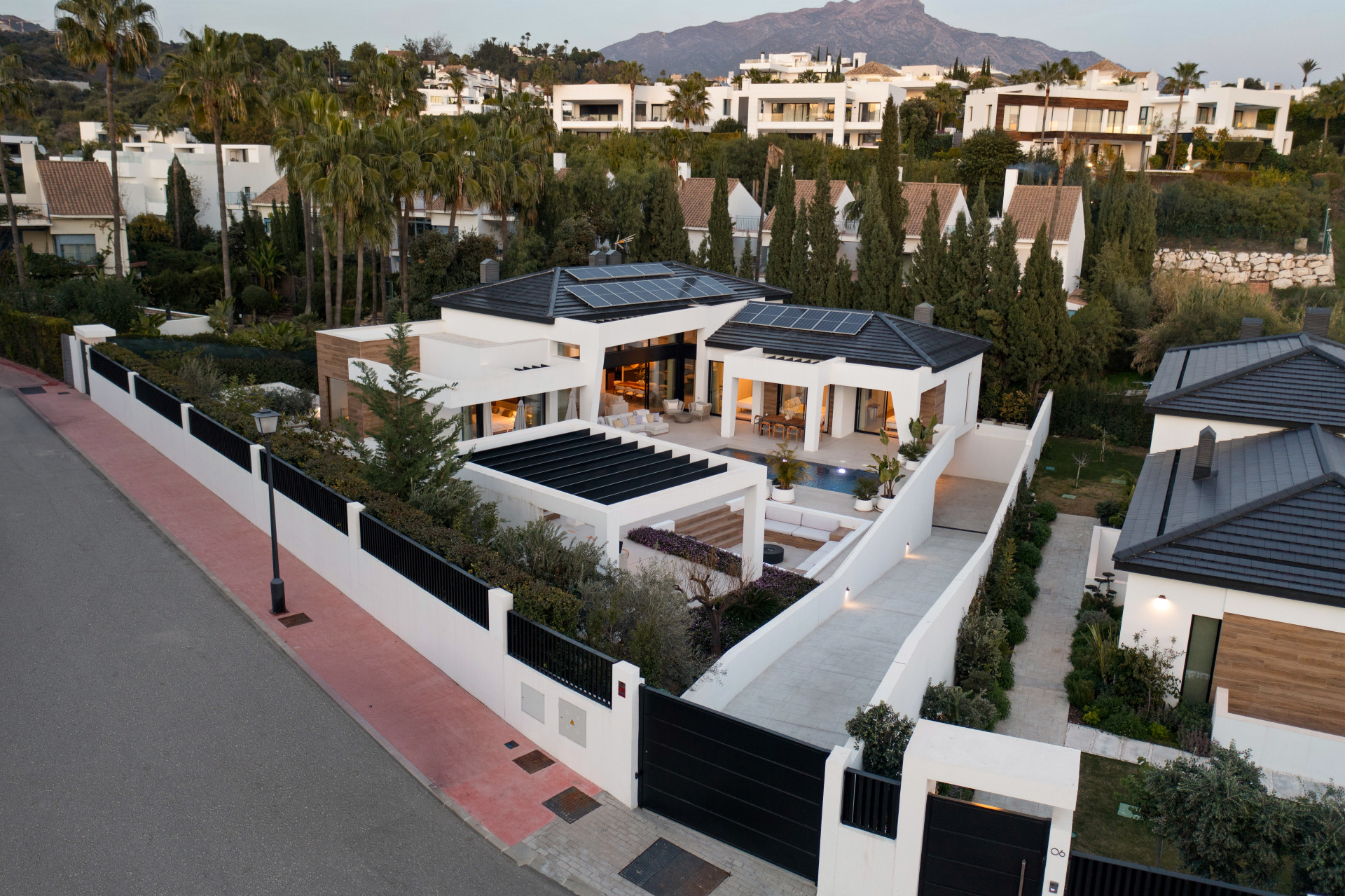 Moderní vila se 6 ložnicemi a bazénem u golfového klubu Los Naranjos, Nueva Andalucía · Fotografie 5