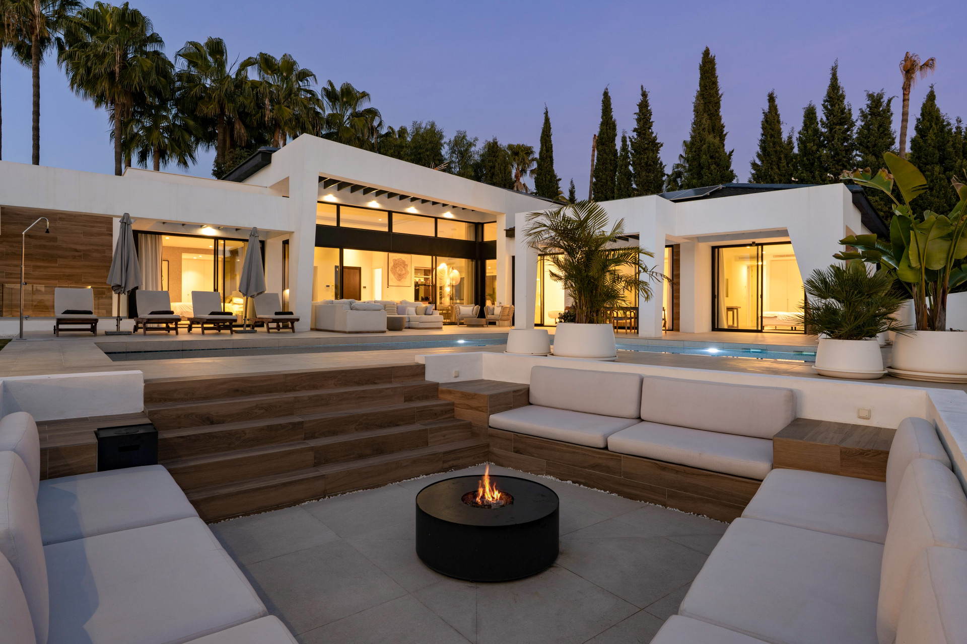 Moderní vila se 6 ložnicemi a bazénem u golfového klubu Los Naranjos, Nueva Andalucía · Fotografie 27