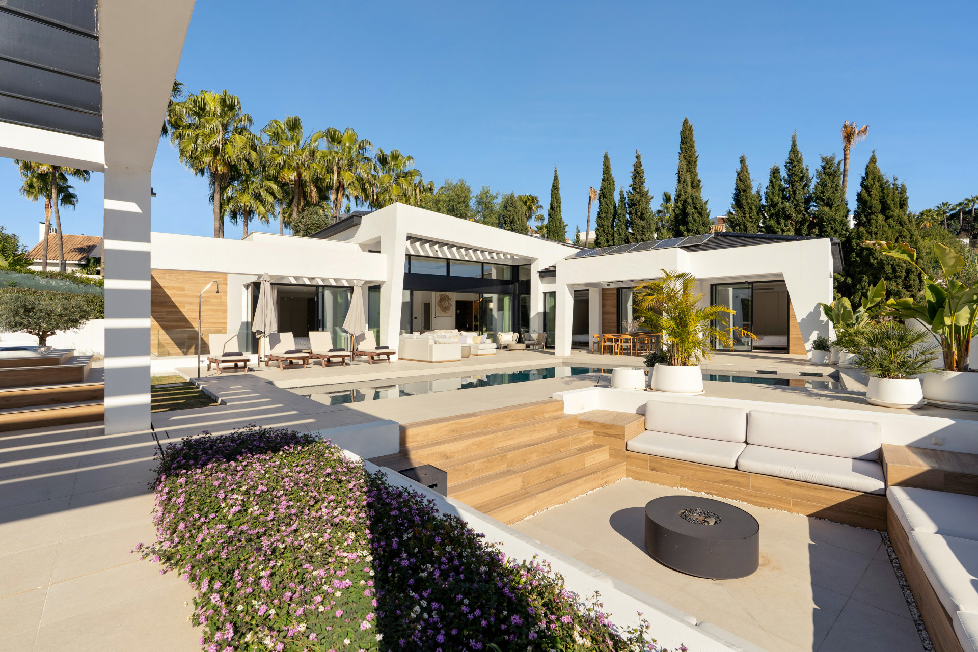 Moderní vila se 6 ložnicemi a bazénem u golfového klubu Los Naranjos, Nueva Andalucía · Fotografie 4