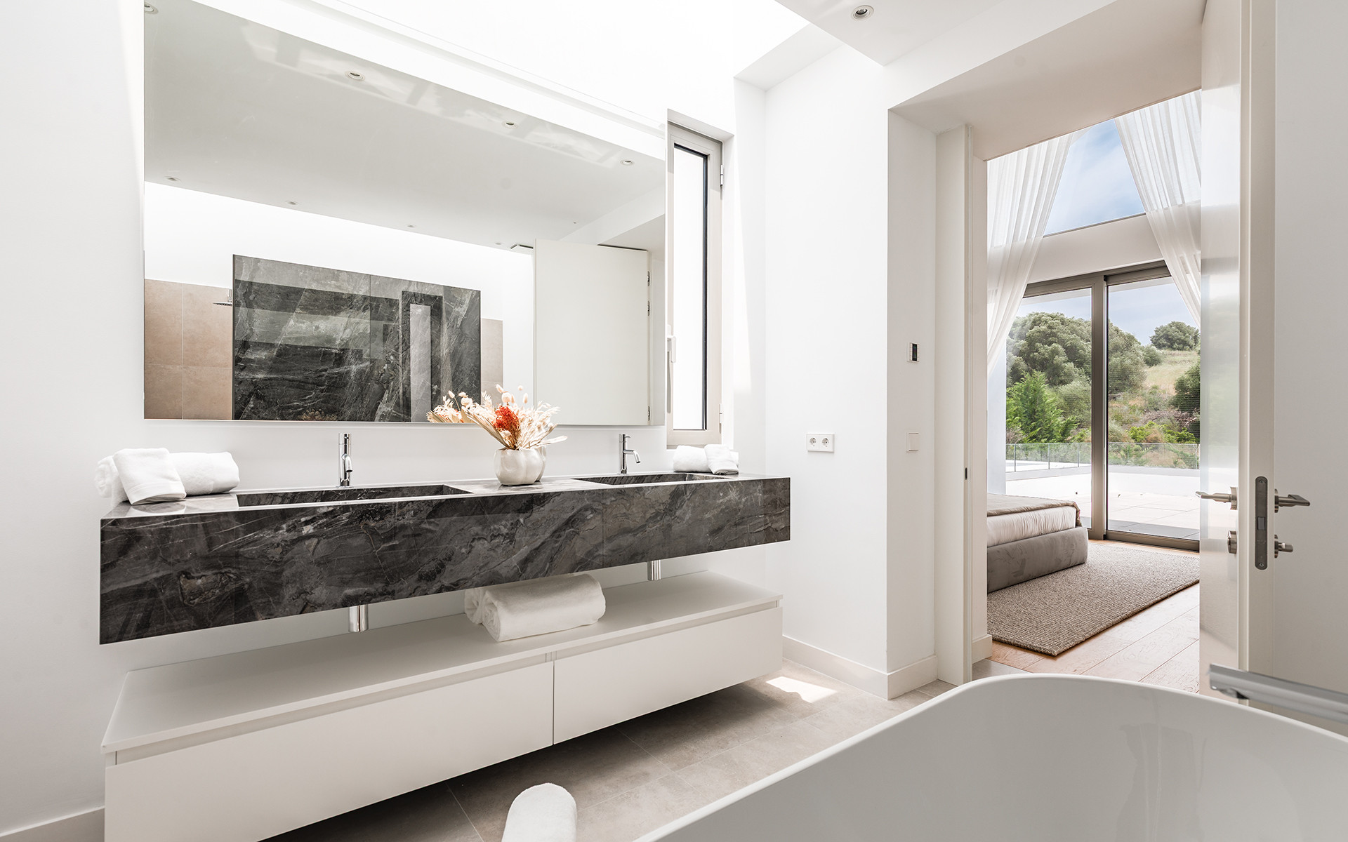 Modern 5-Bedroom Villa for Sale in El Paraíso, New Golden Mile, Marbella · Photo 17