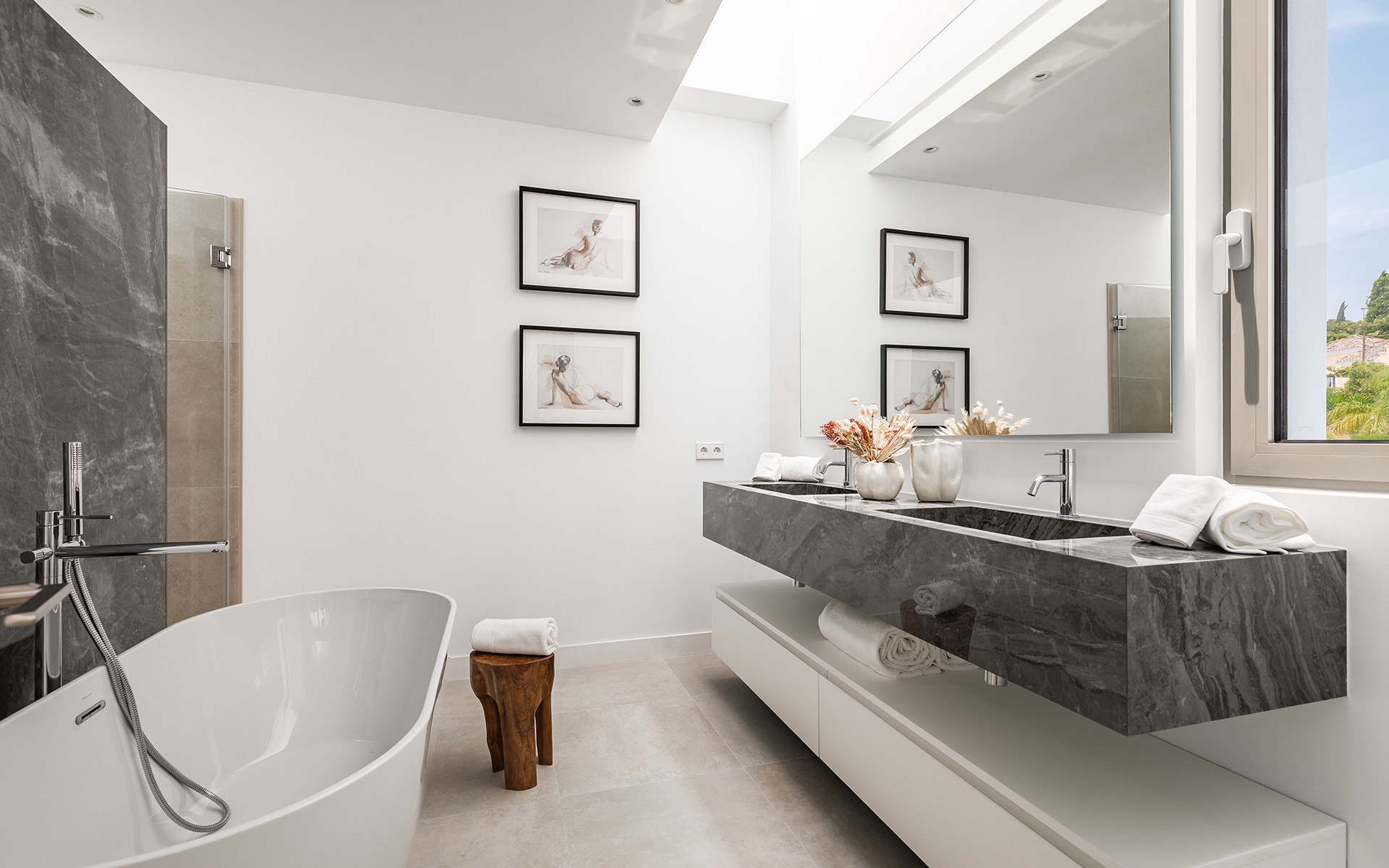 Modern 5-Bedroom Villa for Sale in El Paraíso, New Golden Mile, Marbella · Photo 13