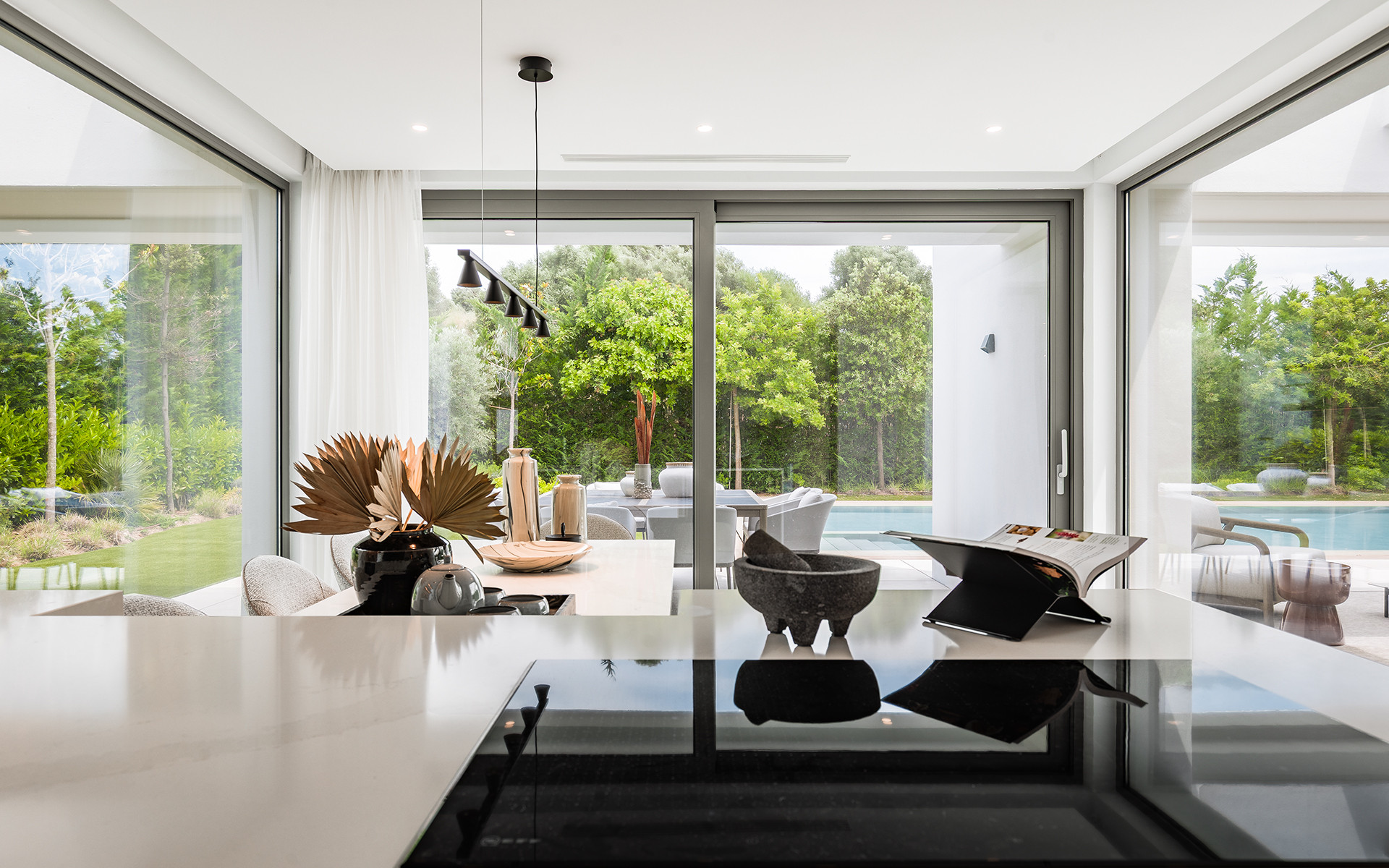Modern 5-Bedroom Villa for Sale in El Paraíso, New Golden Mile, Marbella · Photo 10