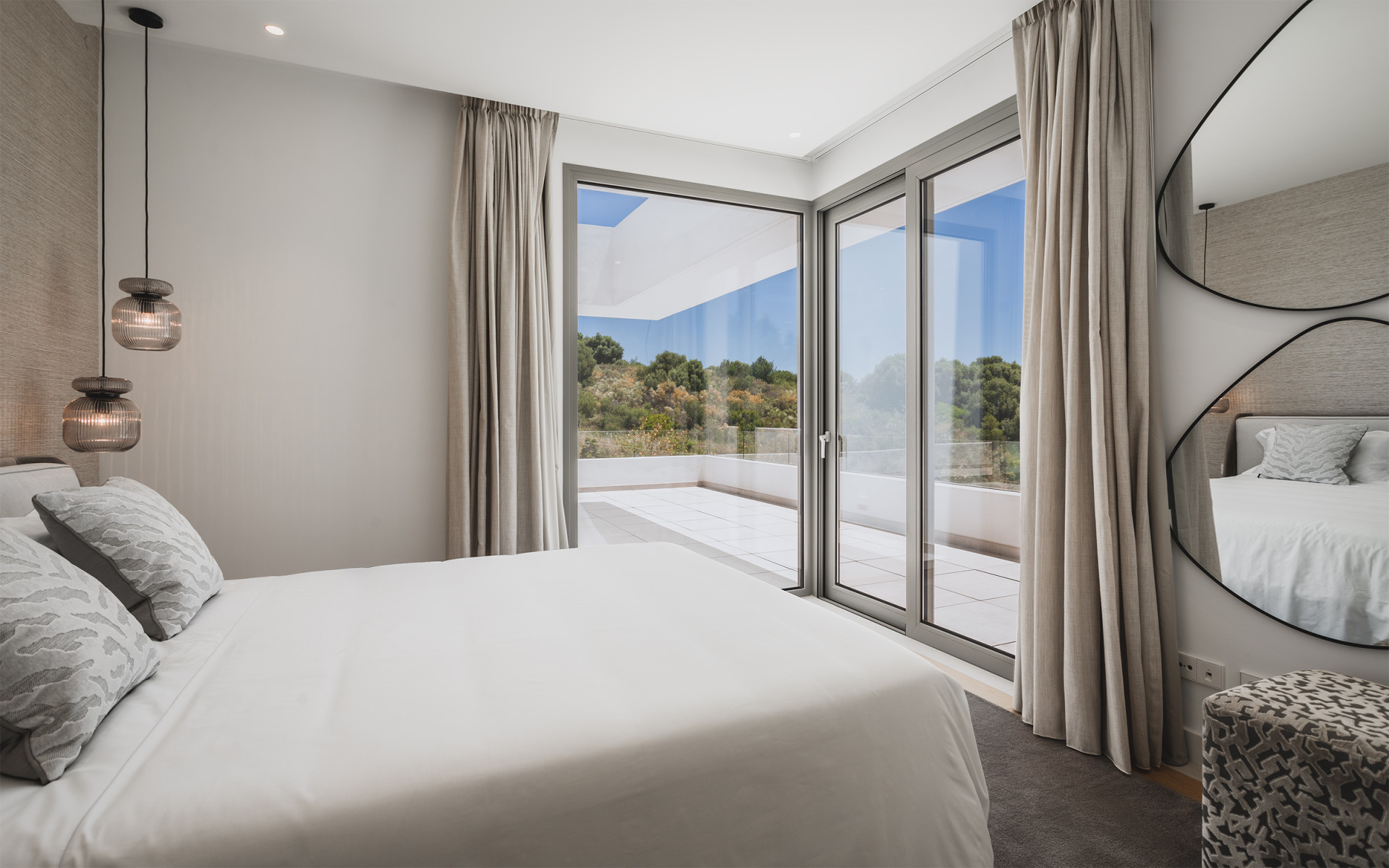 Contemporary Villa for Sale in El Paraíso, New Golden Mile, Marbella · Photo 13