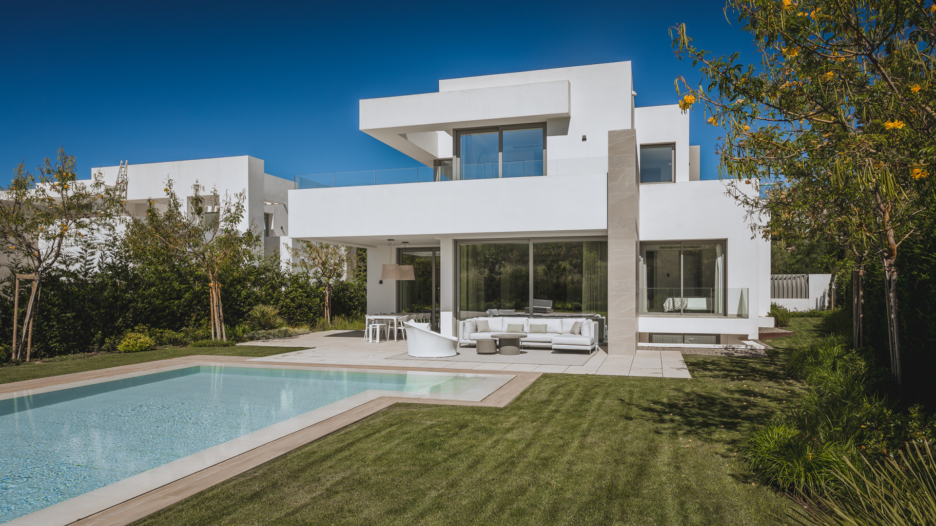 Contemporary Villa for Sale in El Paraíso, New Golden Mile, Marbella · Photo 18