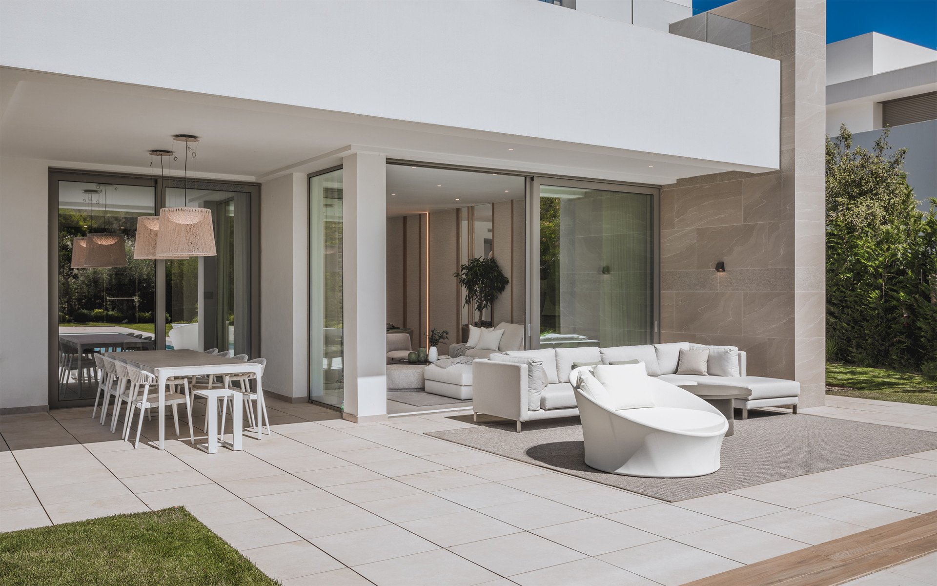 Contemporary Villa for Sale in El Paraíso, New Golden Mile, Marbella · Photo 17