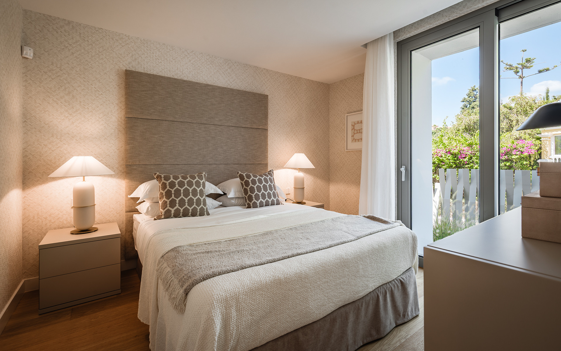 Elegant Contemporary Villa with 5 En-Suite Bedrooms in El Paraíso, New Golden Mile, Marbella · Photo 22