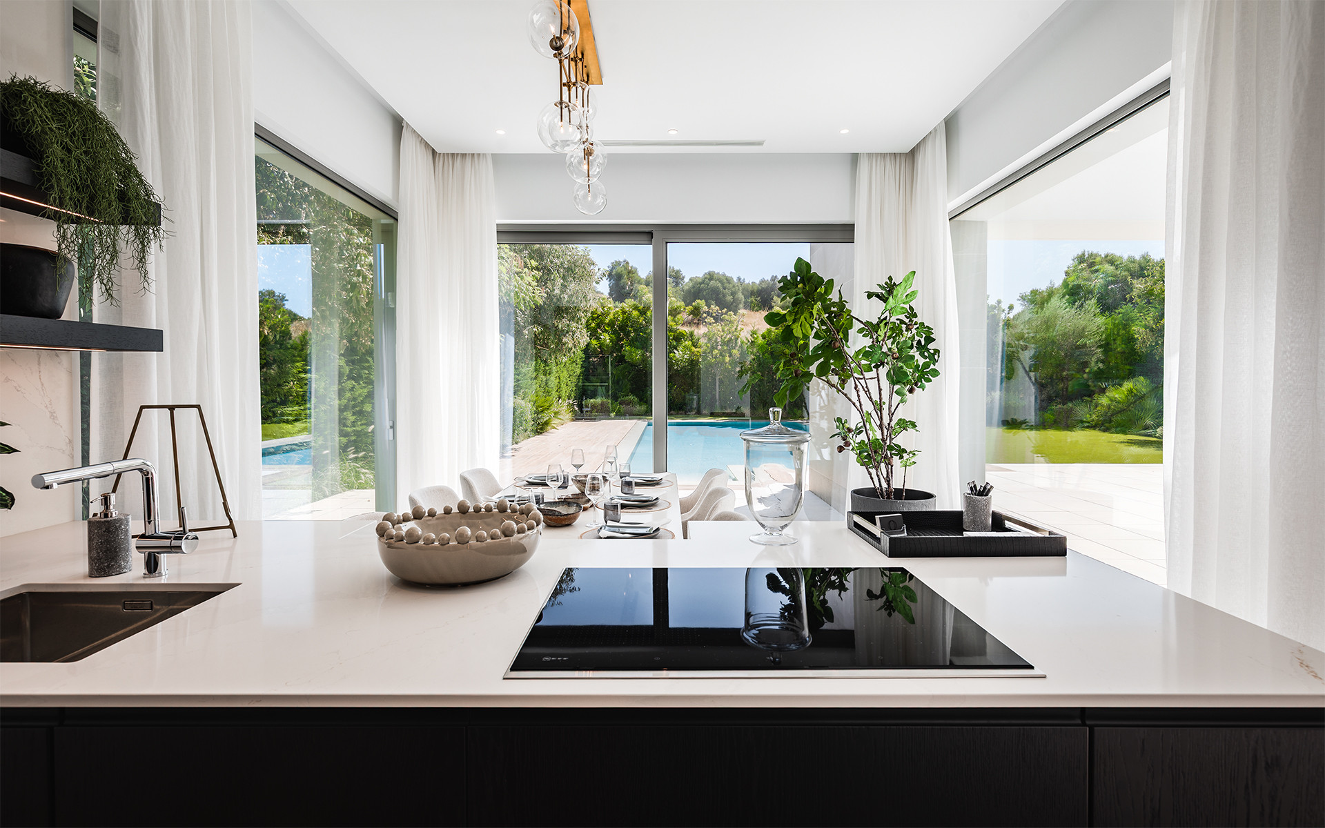 Elegant Contemporary Villa with 5 En-Suite Bedrooms in El Paraíso, New Golden Mile, Marbella · Photo 9
