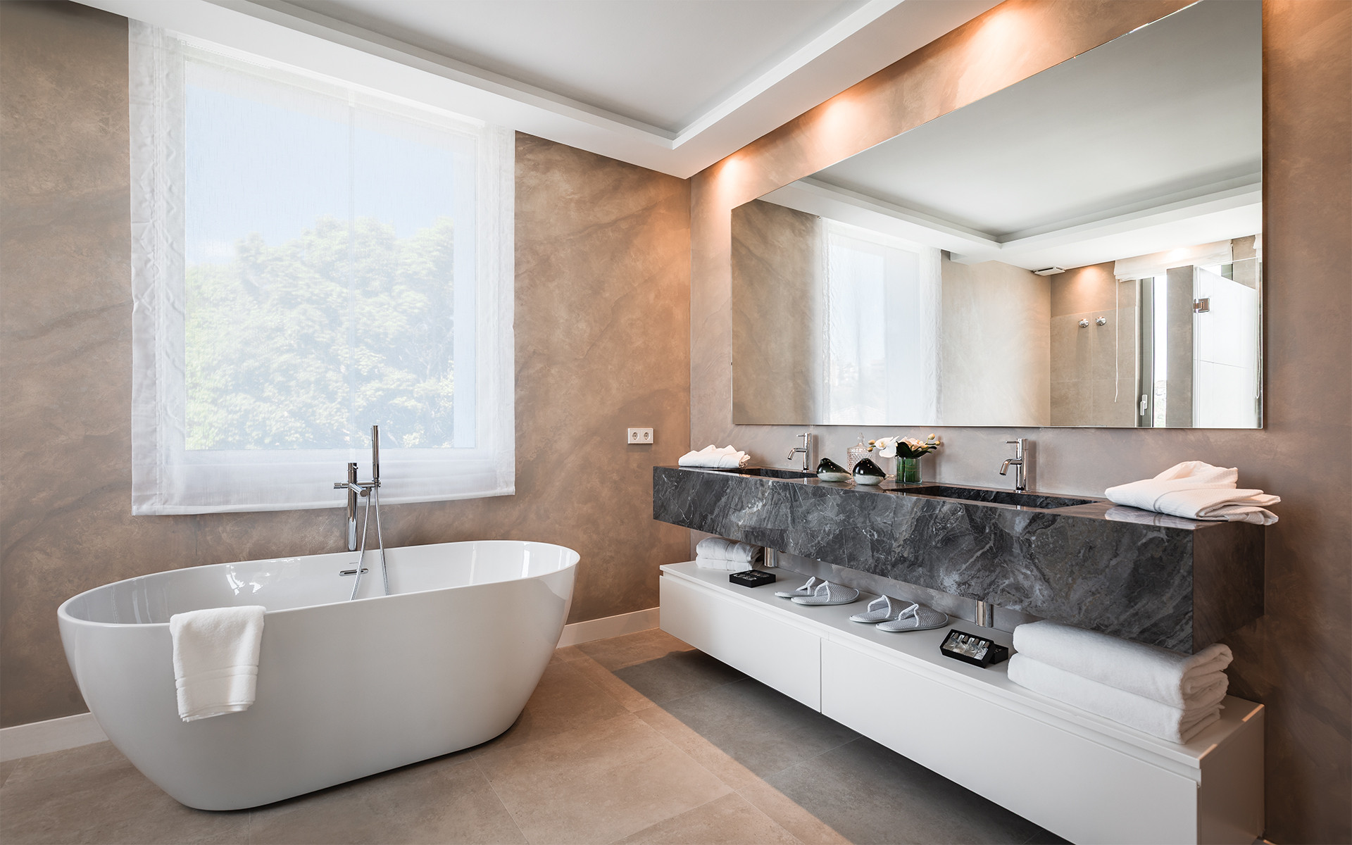 Elegant Contemporary Villa with 5 En-Suite Bedrooms in El Paraíso, New Golden Mile, Marbella · Photo 19