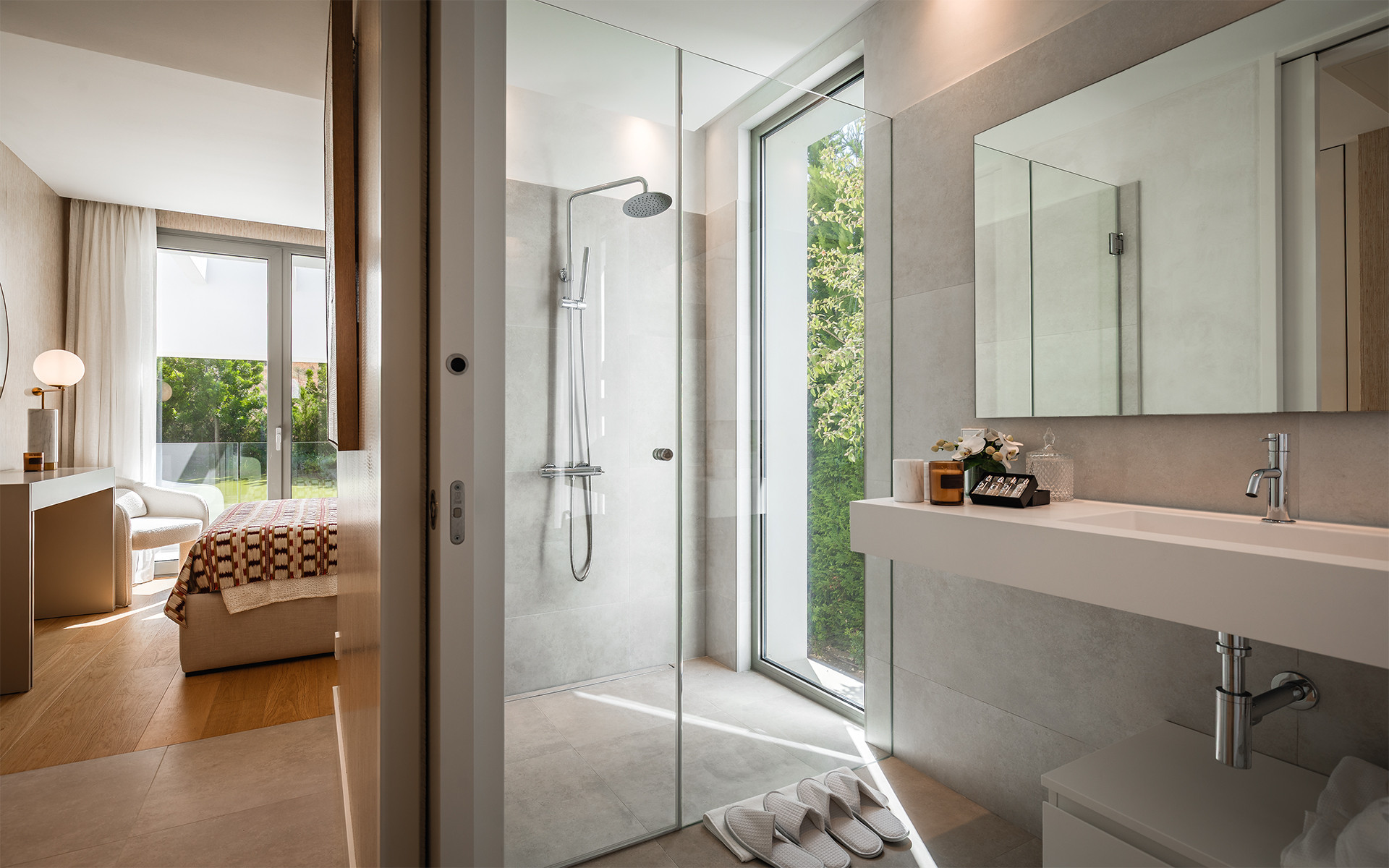Elegant Contemporary Villa with 5 En-Suite Bedrooms in El Paraíso, New Golden Mile, Marbella · Photo 16